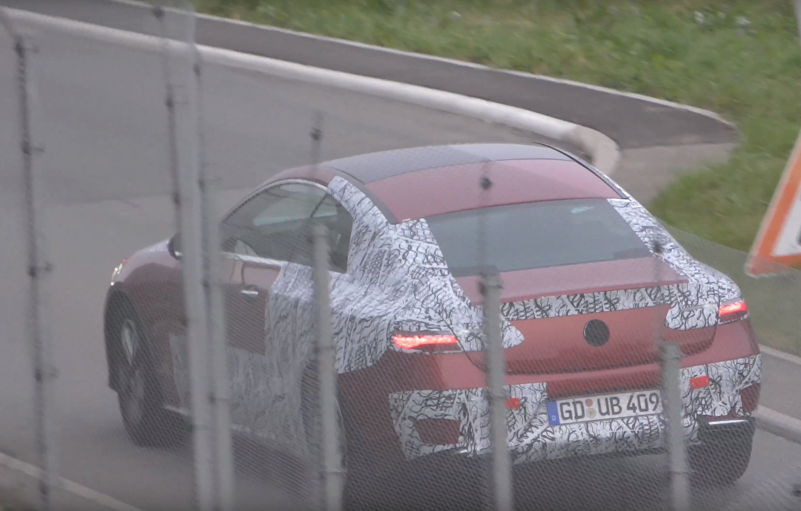 De nieuwe Mercedes-Benz E-Klasse Coup W238 is gespot met weinig camouflage en komt in 2017 op de markt.