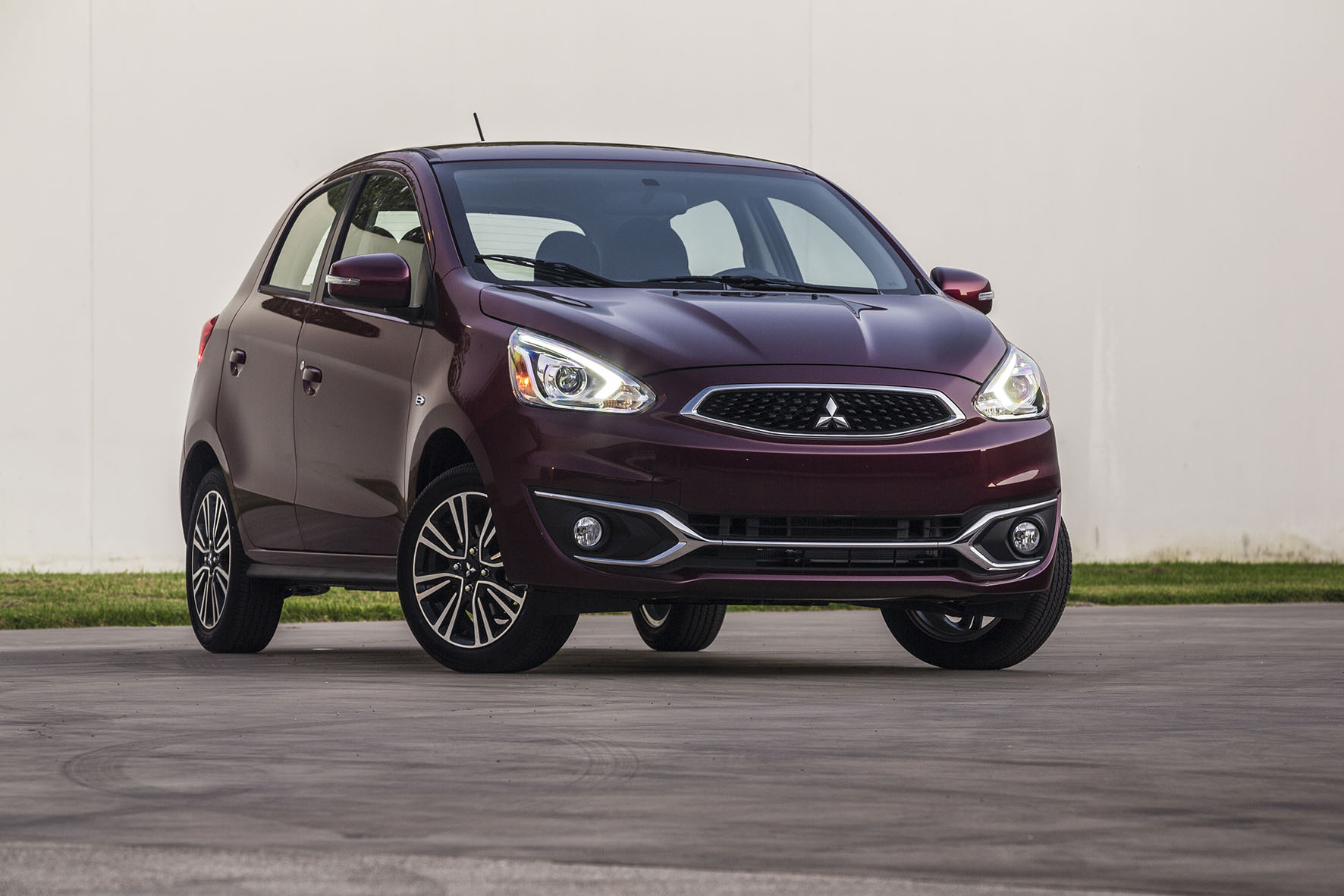 De facelift van de Mitsubishi Space Star fleurt de stadsauto flink op. Als eerste Mitsubishi is hij ook beschikbaar met Android Auto en Apple CarPlay.