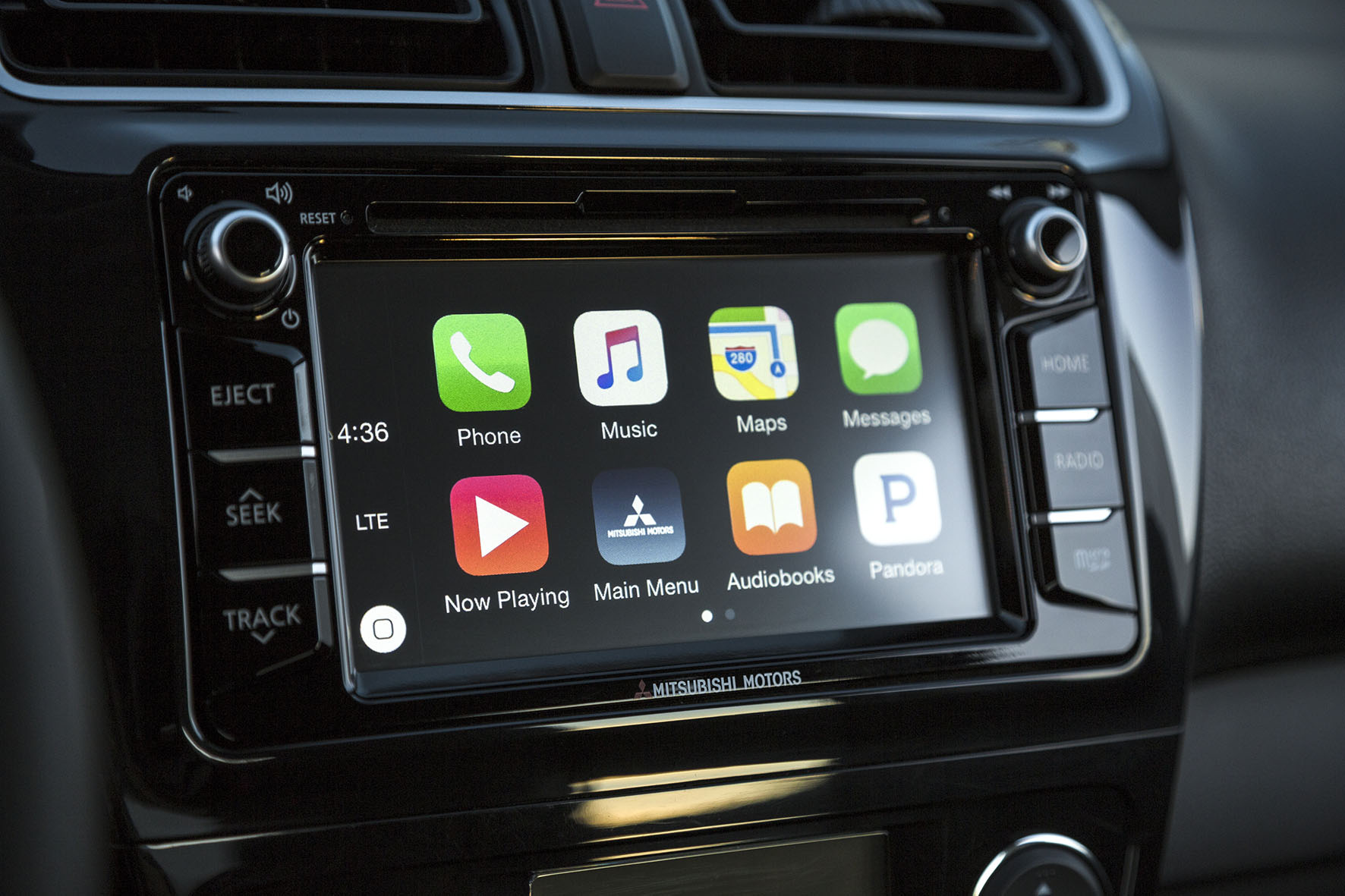 De facelift van de Mitsubishi Space Star fleurt de stadsauto flink op. Als eerste Mitsubishi is hij ook beschikbaar met Android Auto en Apple CarPlay.