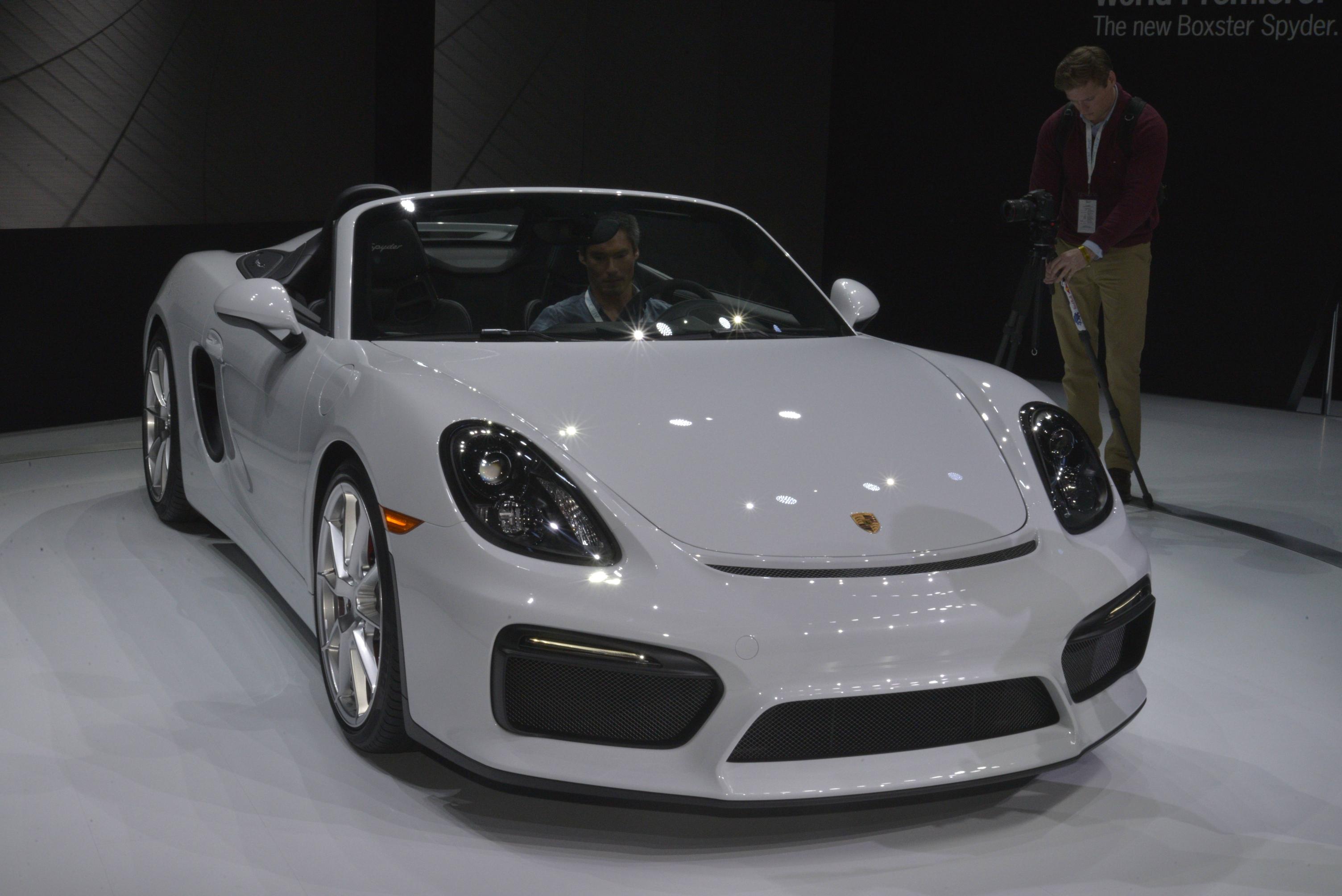 Porsche zet de nieuwe Boxster Spyder als wereldprimeur op de New York International Auto Show 2015.