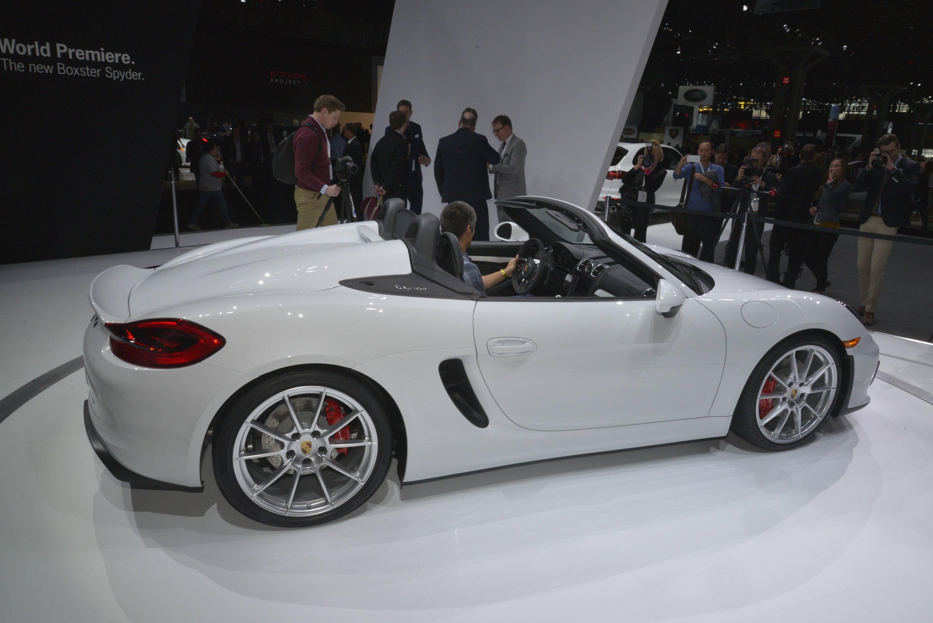 Porsche zet de nieuwe Boxster Spyder als wereldprimeur op de New York International Auto Show 2015.