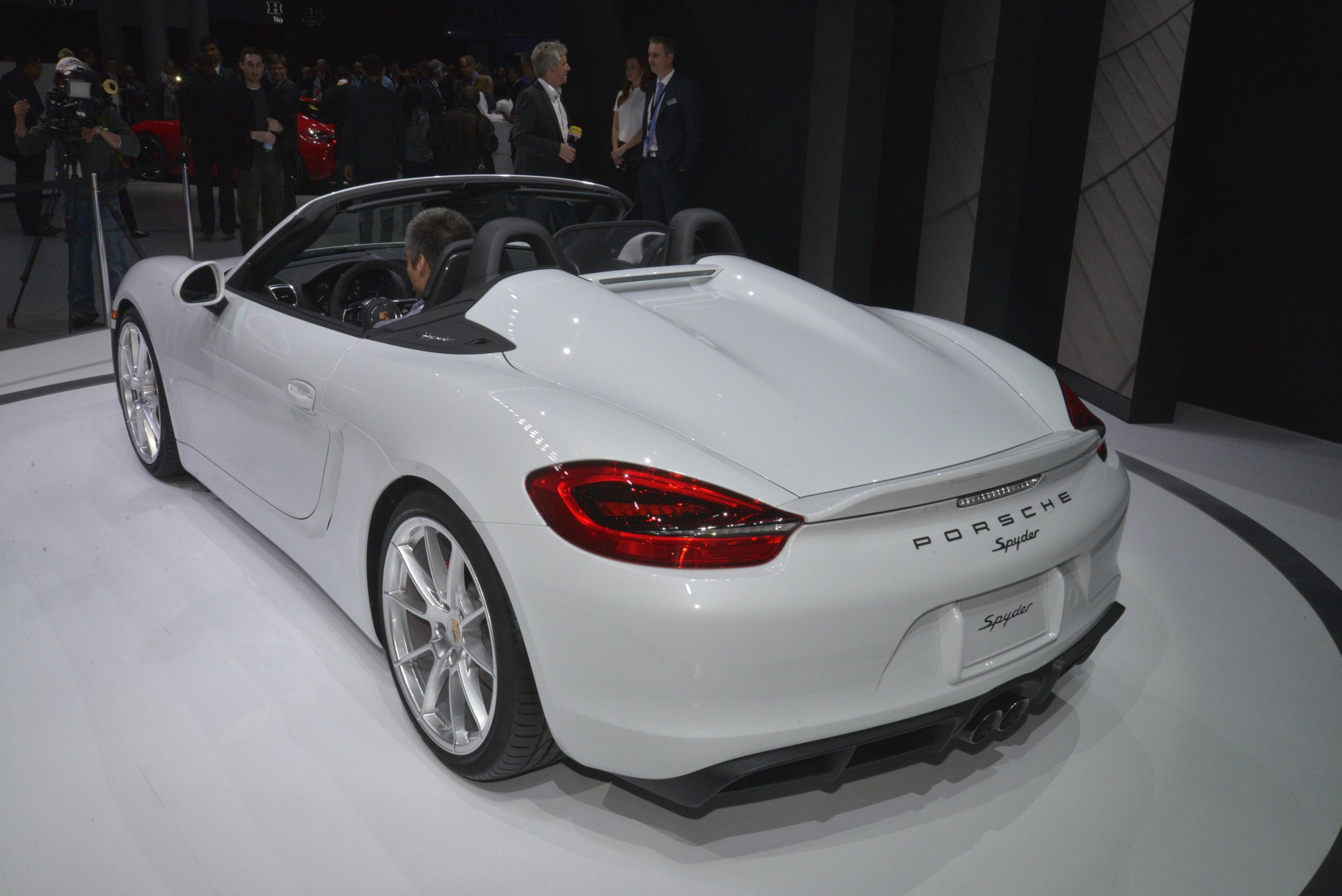 Porsche zet de nieuwe Boxster Spyder als wereldprimeur op de New York International Auto Show 2015.