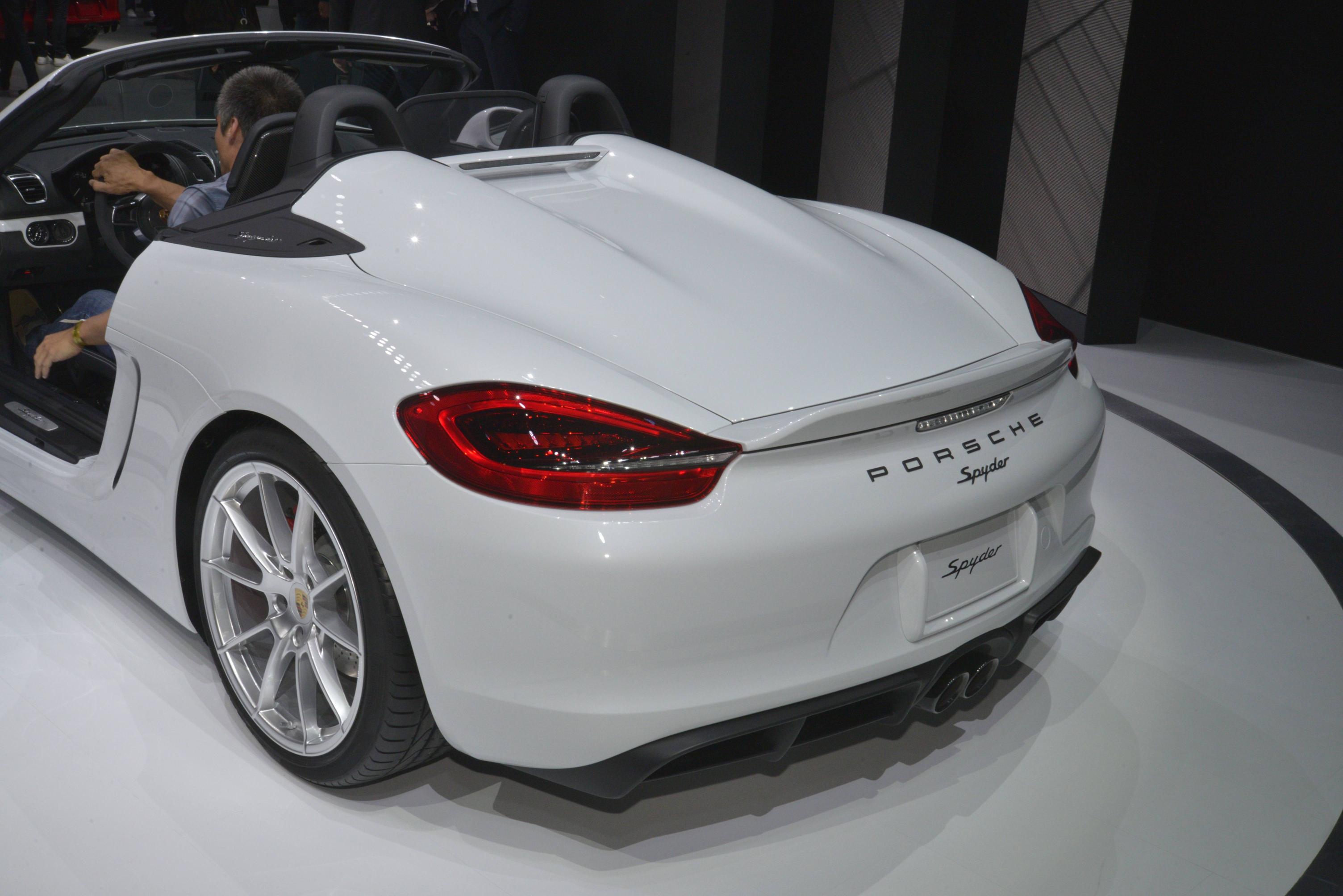 Porsche zet de nieuwe Boxster Spyder als wereldprimeur op de New York International Auto Show 2015.
