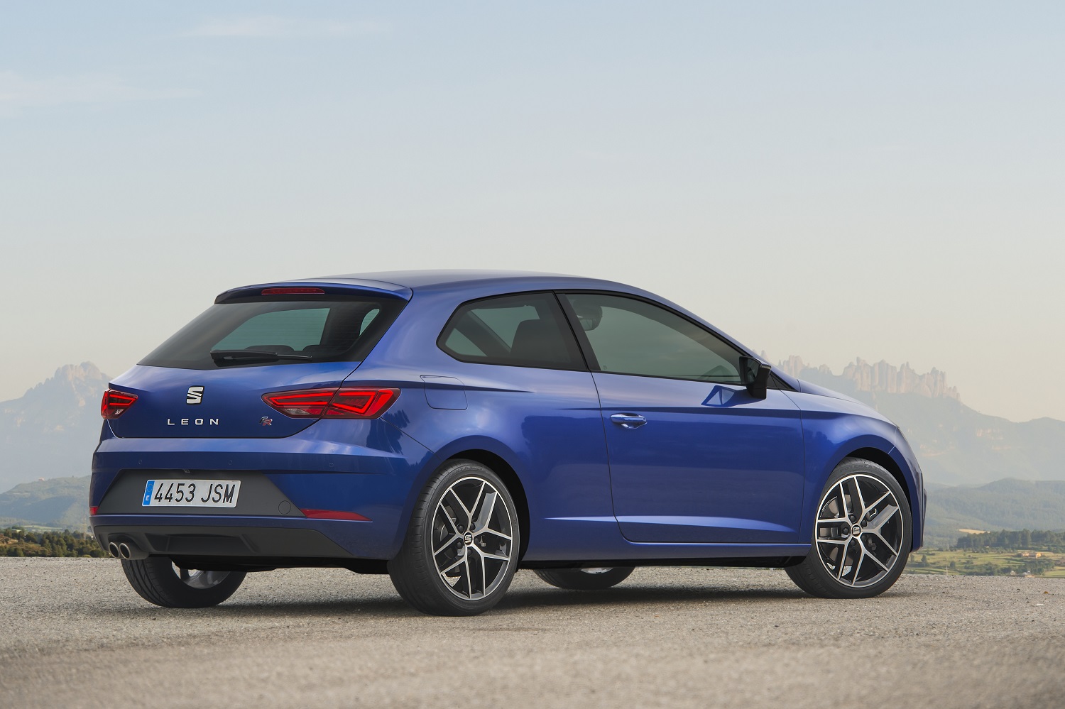 SEAT heeft de facelift van de 2017 Leon gepresenteerd. De wijzigingen zijn subtiel maar frissen de compacte middenklasser wel op.