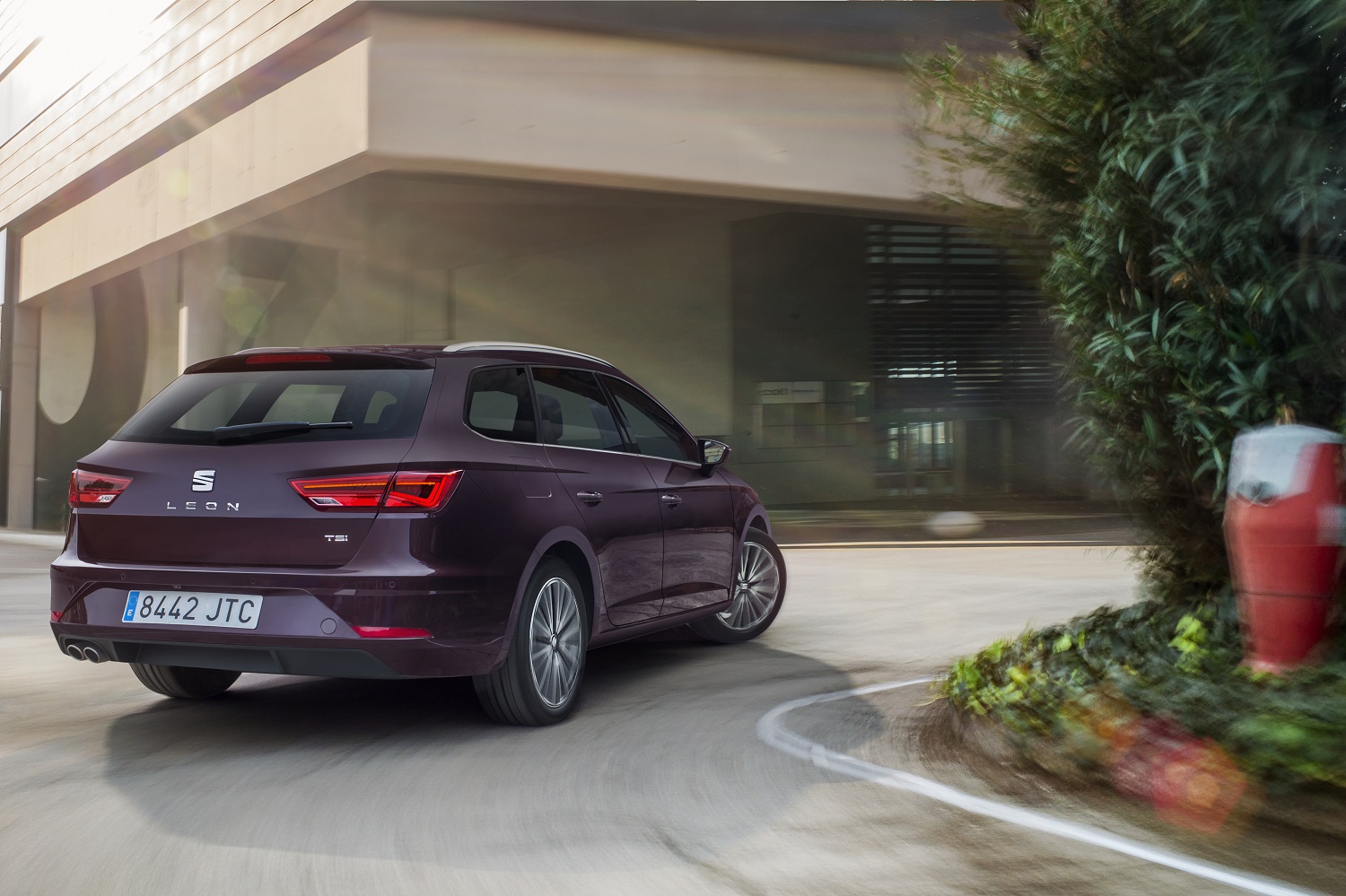 SEAT heeft de facelift van de 2017 Leon gepresenteerd. De wijzigingen zijn subtiel maar frissen de compacte middenklasser wel op.