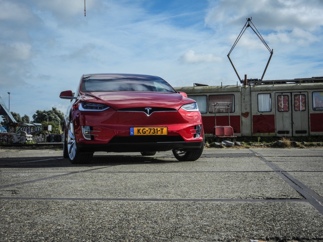AutoVandaag deed een rijtest met de Tesla Model X P90D, die nu net als de andere Model X-modellen ook in Nederland leverbaar is. Hoe bevallen deze auto en zijn Ludicrous Mode?