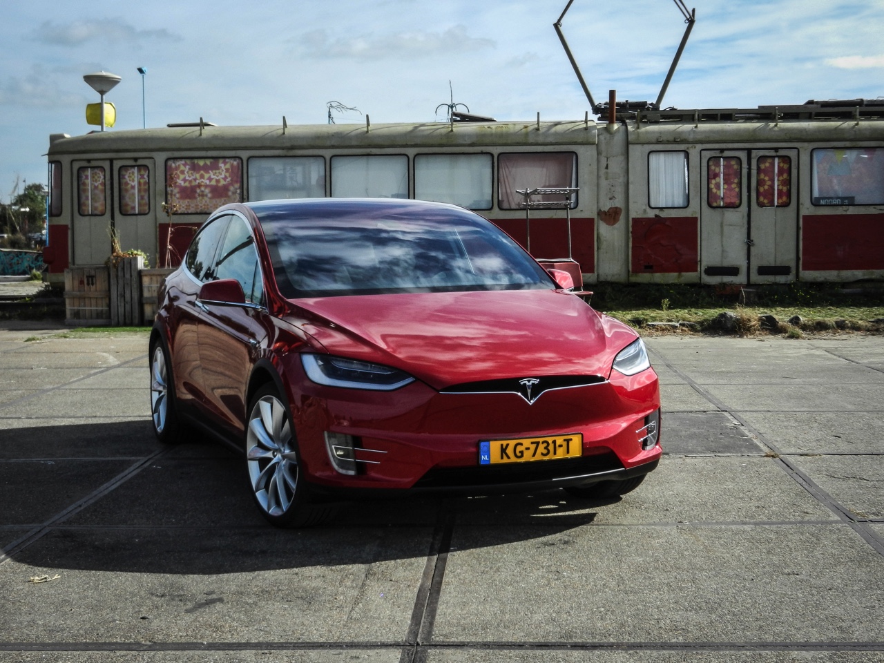 AutoVandaag deed een rijtest met de Tesla Model X P90D, die nu net als de andere Model X-modellen ook in Nederland leverbaar is. Hoe bevallen deze auto en zijn Ludicrous Mode?