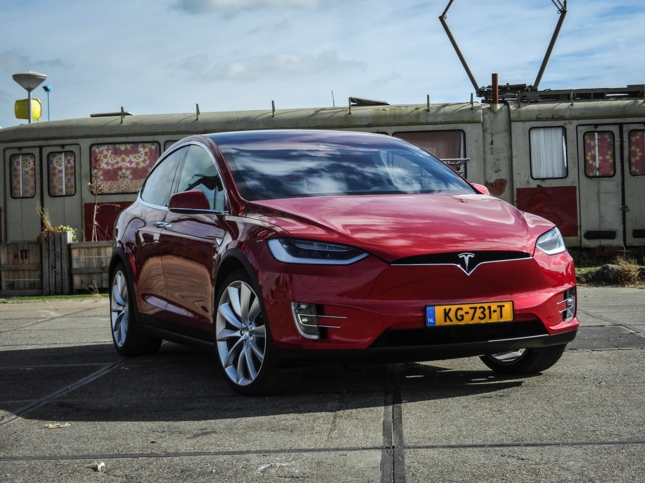 AutoVandaag deed een rijtest met de Tesla Model X P90D, die nu net als de andere Model X-modellen ook in Nederland leverbaar is. Hoe bevallen deze auto en zijn Ludicrous Mode?