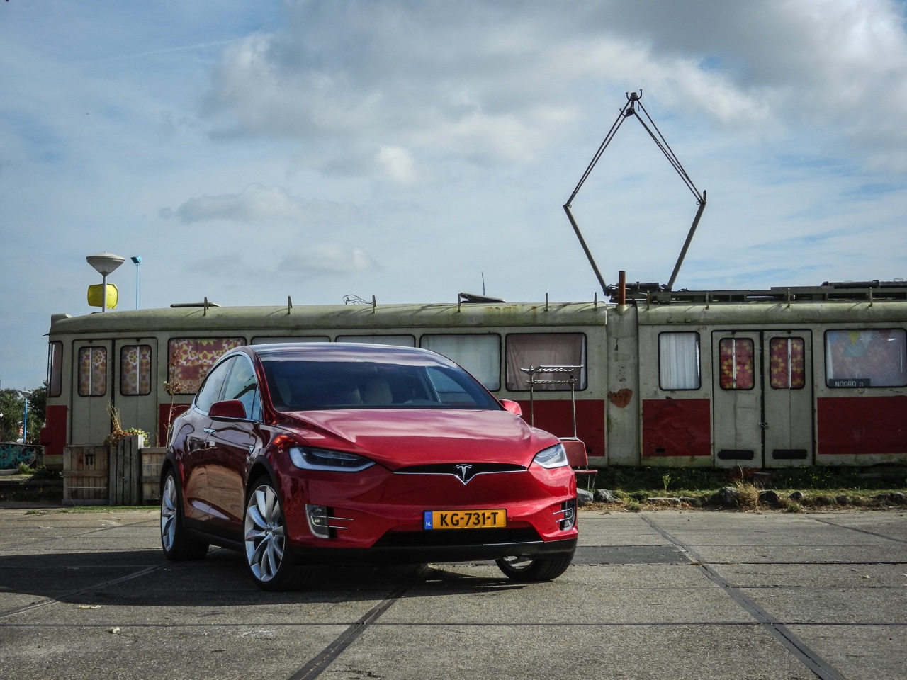 AutoVandaag deed een rijtest met de Tesla Model X P90D, die nu net als de andere Model X-modellen ook in Nederland leverbaar is. Hoe bevallen deze auto en zijn Ludicrous Mode?