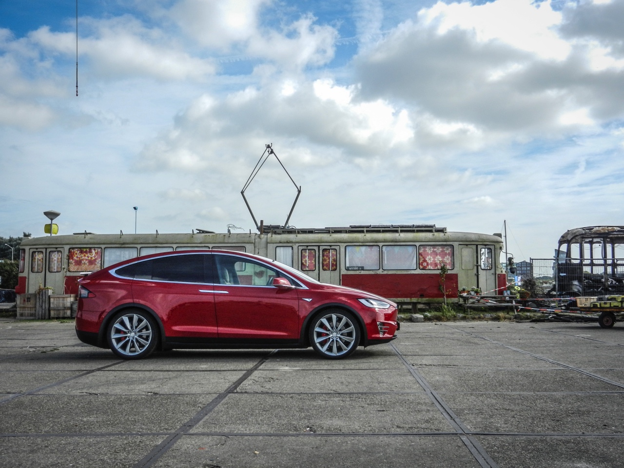AutoVandaag deed een rijtest met de Tesla Model X P90D, die nu net als de andere Model X-modellen ook in Nederland leverbaar is. Hoe bevallen deze auto en zijn Ludicrous Mode?
