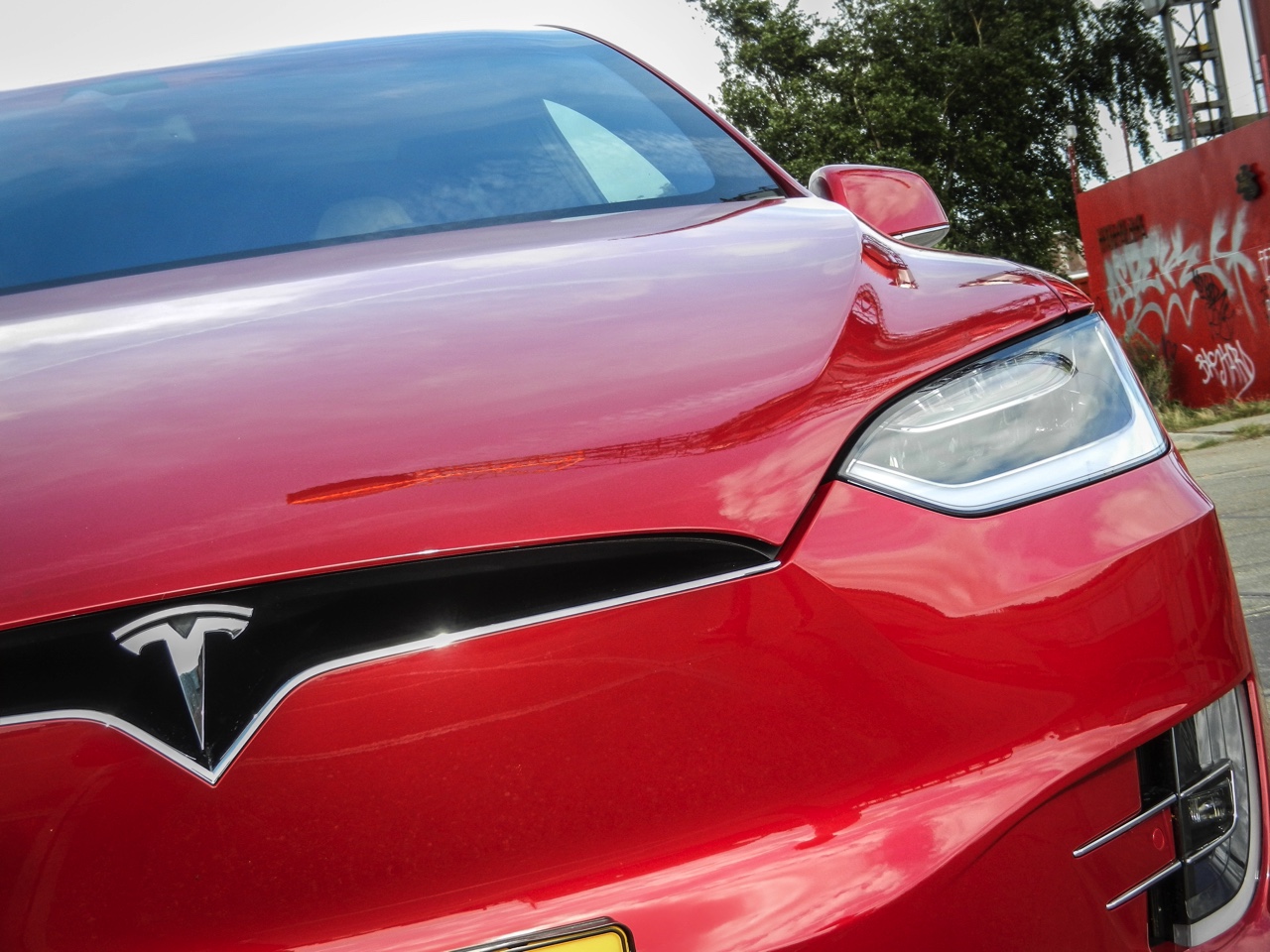 AutoVandaag deed een rijtest met de Tesla Model X P90D, die nu net als de andere Model X-modellen ook in Nederland leverbaar is. Hoe bevallen deze auto en zijn Ludicrous Mode?