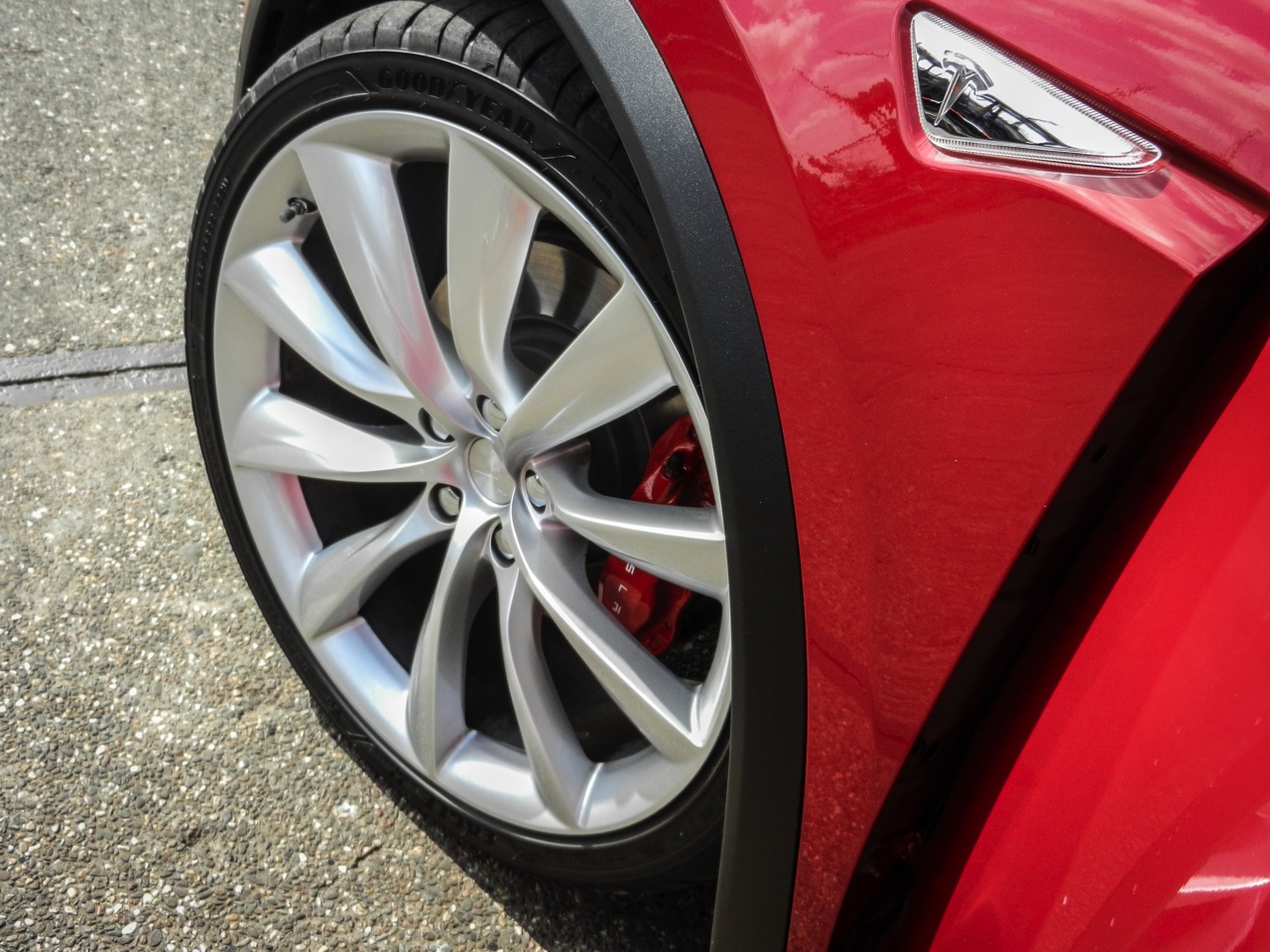 AutoVandaag deed een rijtest met de Tesla Model X P90D, die nu net als de andere Model X-modellen ook in Nederland leverbaar is. Hoe bevallen deze auto en zijn Ludicrous Mode?