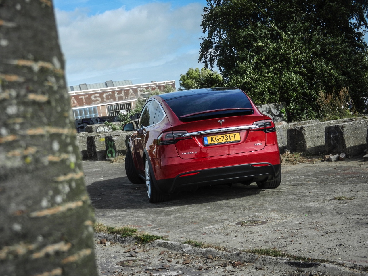 AutoVandaag deed een rijtest met de Tesla Model X P90D, die nu net als de andere Model X-modellen ook in Nederland leverbaar is. Hoe bevallen deze auto en zijn Ludicrous Mode?