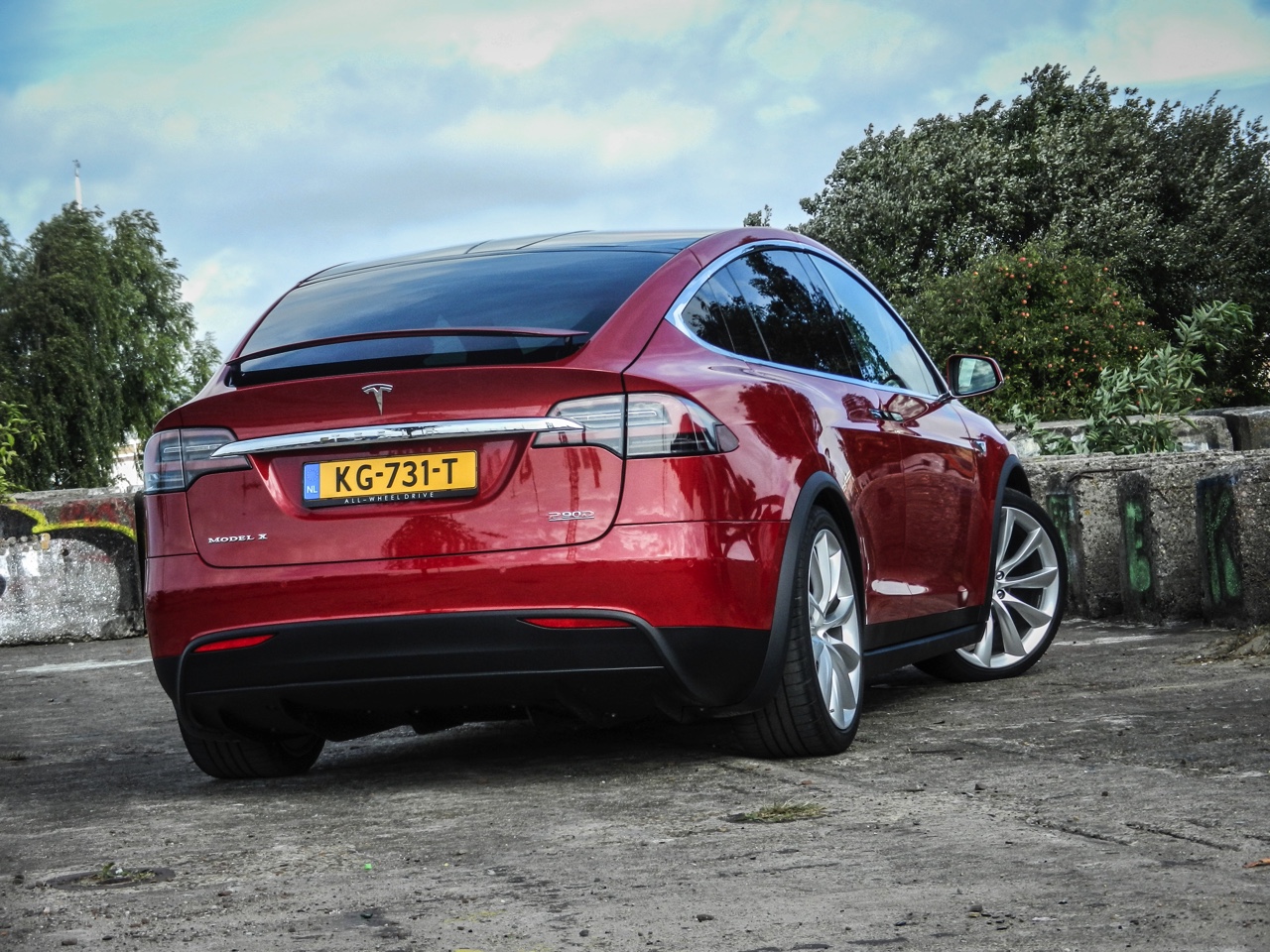 AutoVandaag deed een rijtest met de Tesla Model X P90D, die nu net als de andere Model X-modellen ook in Nederland leverbaar is. Hoe bevallen deze auto en zijn Ludicrous Mode?
