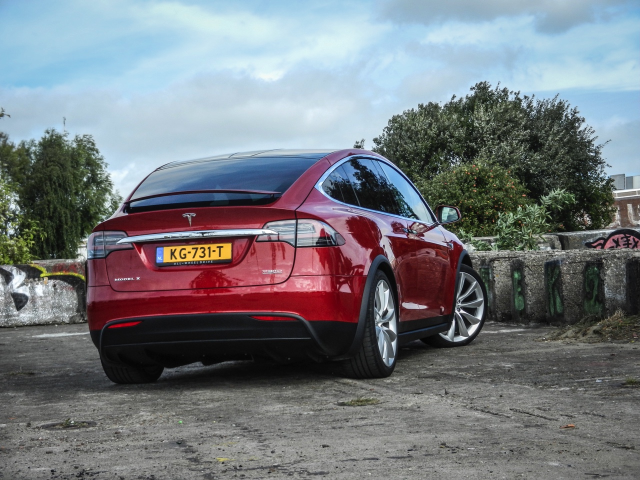AutoVandaag deed een rijtest met de Tesla Model X P90D, die nu net als de andere Model X-modellen ook in Nederland leverbaar is. Hoe bevallen deze auto en zijn Ludicrous Mode?