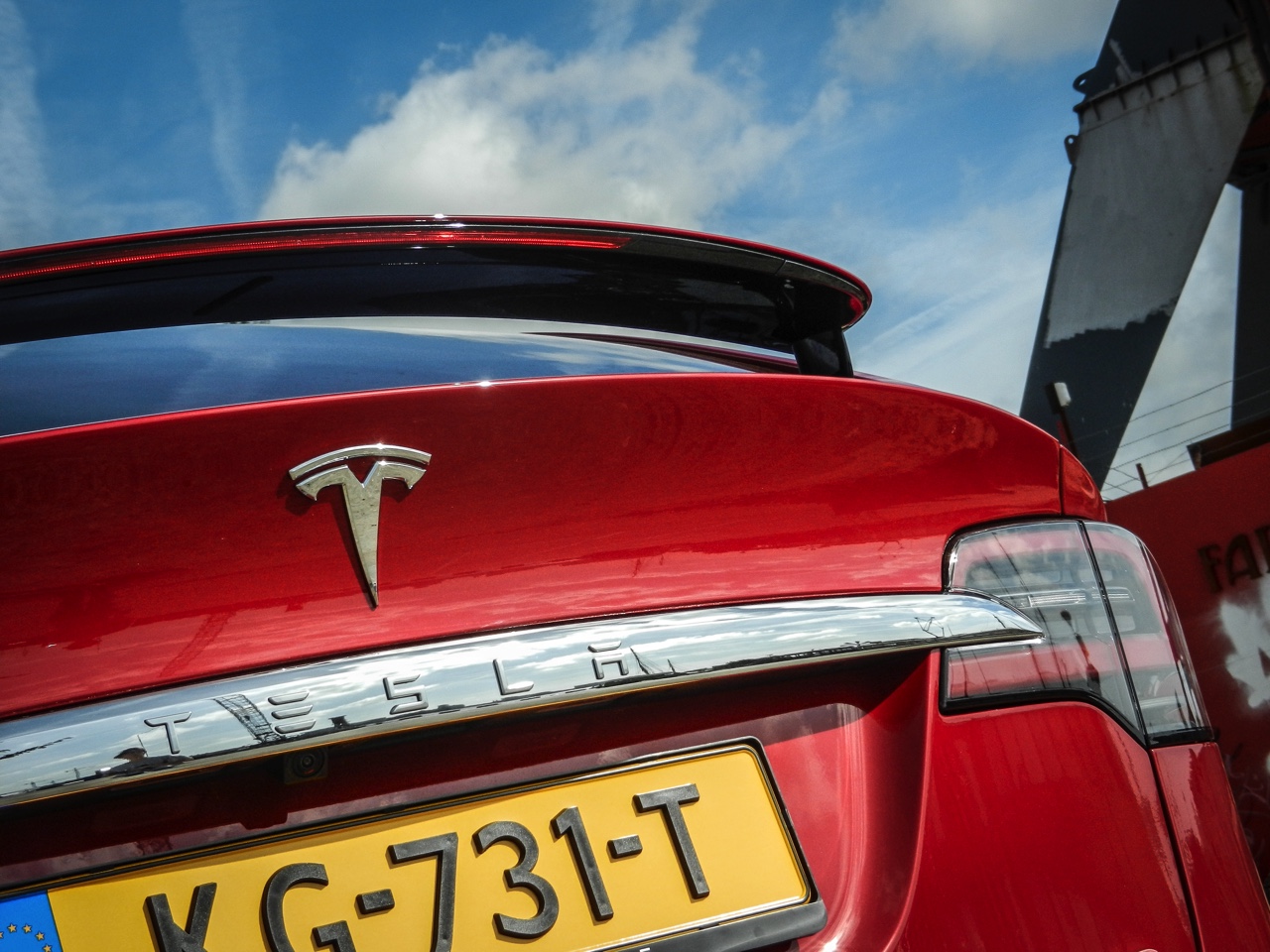 AutoVandaag deed een rijtest met de Tesla Model X P90D, die nu net als de andere Model X-modellen ook in Nederland leverbaar is. Hoe bevallen deze auto en zijn Ludicrous Mode?