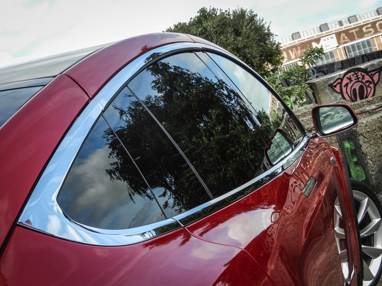 AutoVandaag deed een rijtest met de Tesla Model X P90D, die nu net als de andere Model X-modellen ook in Nederland leverbaar is. Hoe bevallen deze auto en zijn Ludicrous Mode?