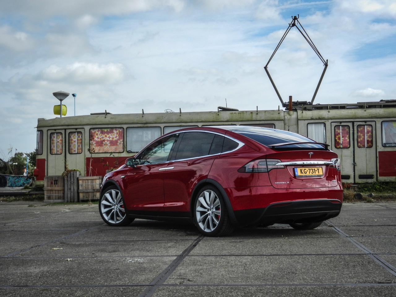 AutoVandaag deed een rijtest met de Tesla Model X P90D, die nu net als de andere Model X-modellen ook in Nederland leverbaar is. Hoe bevallen deze auto en zijn Ludicrous Mode?