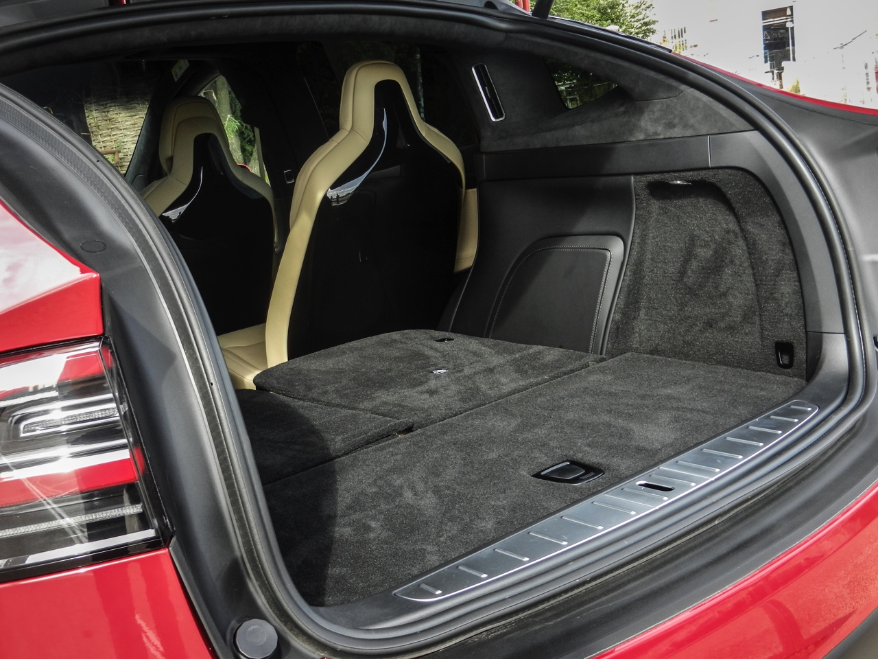 AutoVandaag deed een rijtest met de Tesla Model X P90D, die nu net als de andere Model X-modellen ook in Nederland leverbaar is. Hoe bevallen deze auto en zijn Ludicrous Mode?