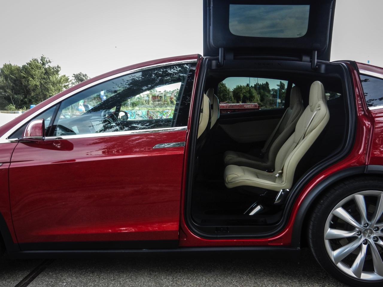 AutoVandaag deed een rijtest met de Tesla Model X P90D, die nu net als de andere Model X-modellen ook in Nederland leverbaar is. Hoe bevallen deze auto en zijn Ludicrous Mode?
