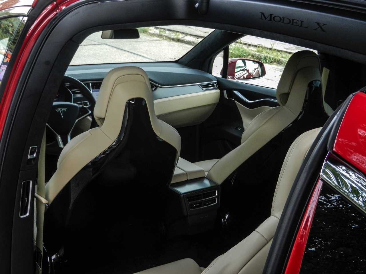 AutoVandaag deed een rijtest met de Tesla Model X P90D, die nu net als de andere Model X-modellen ook in Nederland leverbaar is. Hoe bevallen deze auto en zijn Ludicrous Mode?
