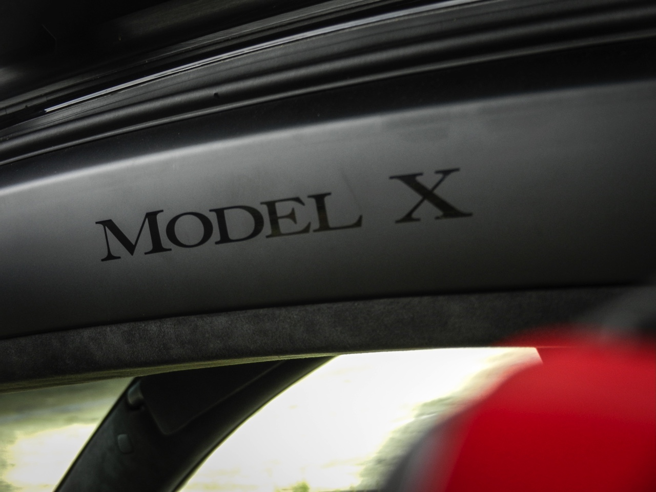 AutoVandaag deed een rijtest met de Tesla Model X P90D, die nu net als de andere Model X-modellen ook in Nederland leverbaar is. Hoe bevallen deze auto en zijn Ludicrous Mode?