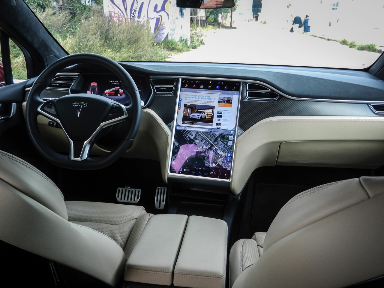 AutoVandaag deed een rijtest met de Tesla Model X P90D, die nu net als de andere Model X-modellen ook in Nederland leverbaar is. Hoe bevallen deze auto en zijn Ludicrous Mode?