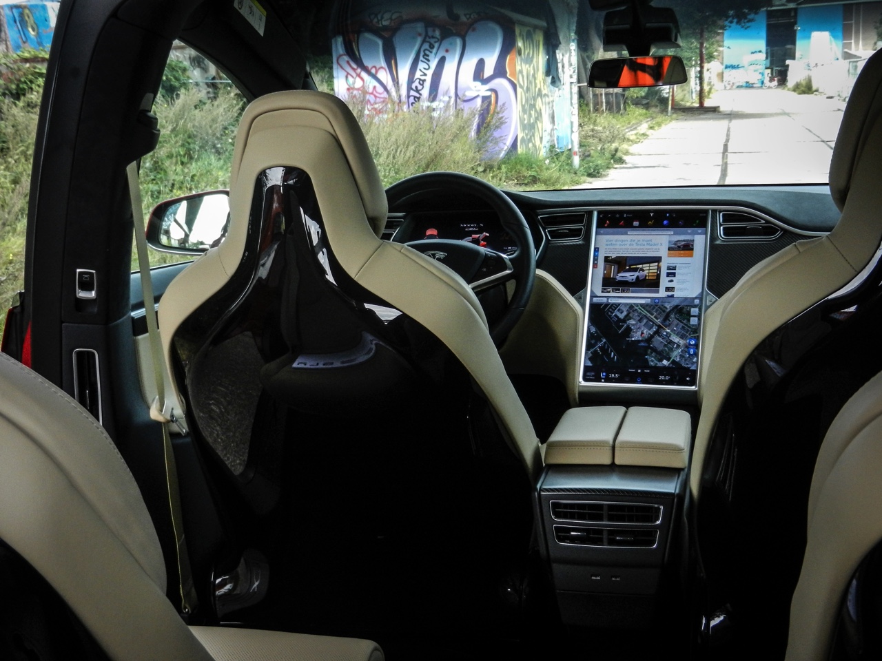 AutoVandaag deed een rijtest met de Tesla Model X P90D, die nu net als de andere Model X-modellen ook in Nederland leverbaar is. Hoe bevallen deze auto en zijn Ludicrous Mode?