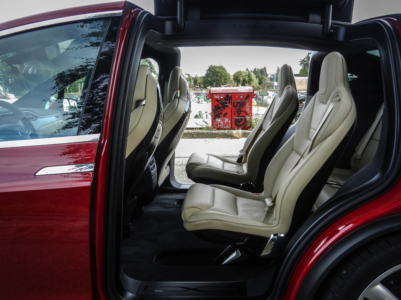 AutoVandaag deed een rijtest met de Tesla Model X P90D, die nu net als de andere Model X-modellen ook in Nederland leverbaar is. Hoe bevallen deze auto en zijn Ludicrous Mode?