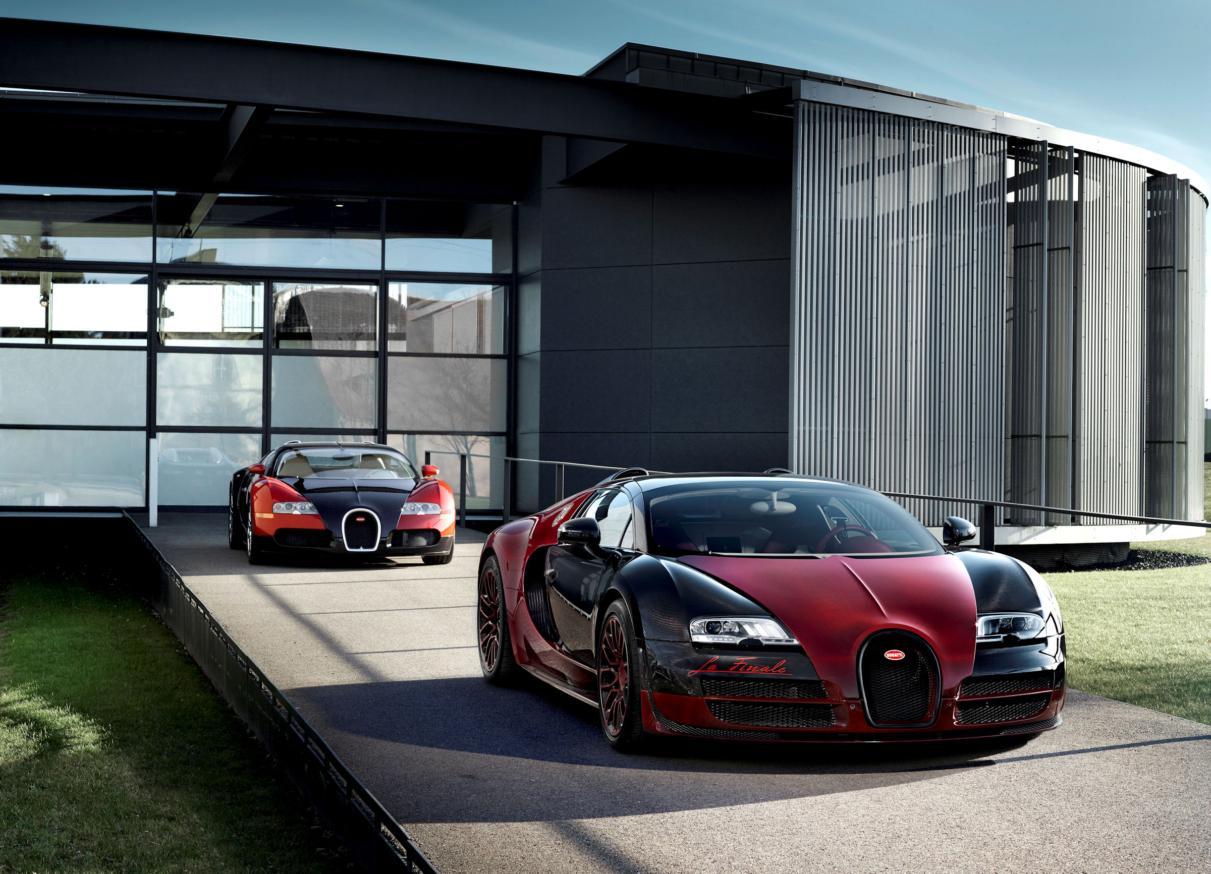 Bugatti viert tienjarig icoon Veyron met de productie van de Grand Sport Vitesse La Finale op de Autosalon van Genve 2015 en kijkt ook al uit naar de opvolger.