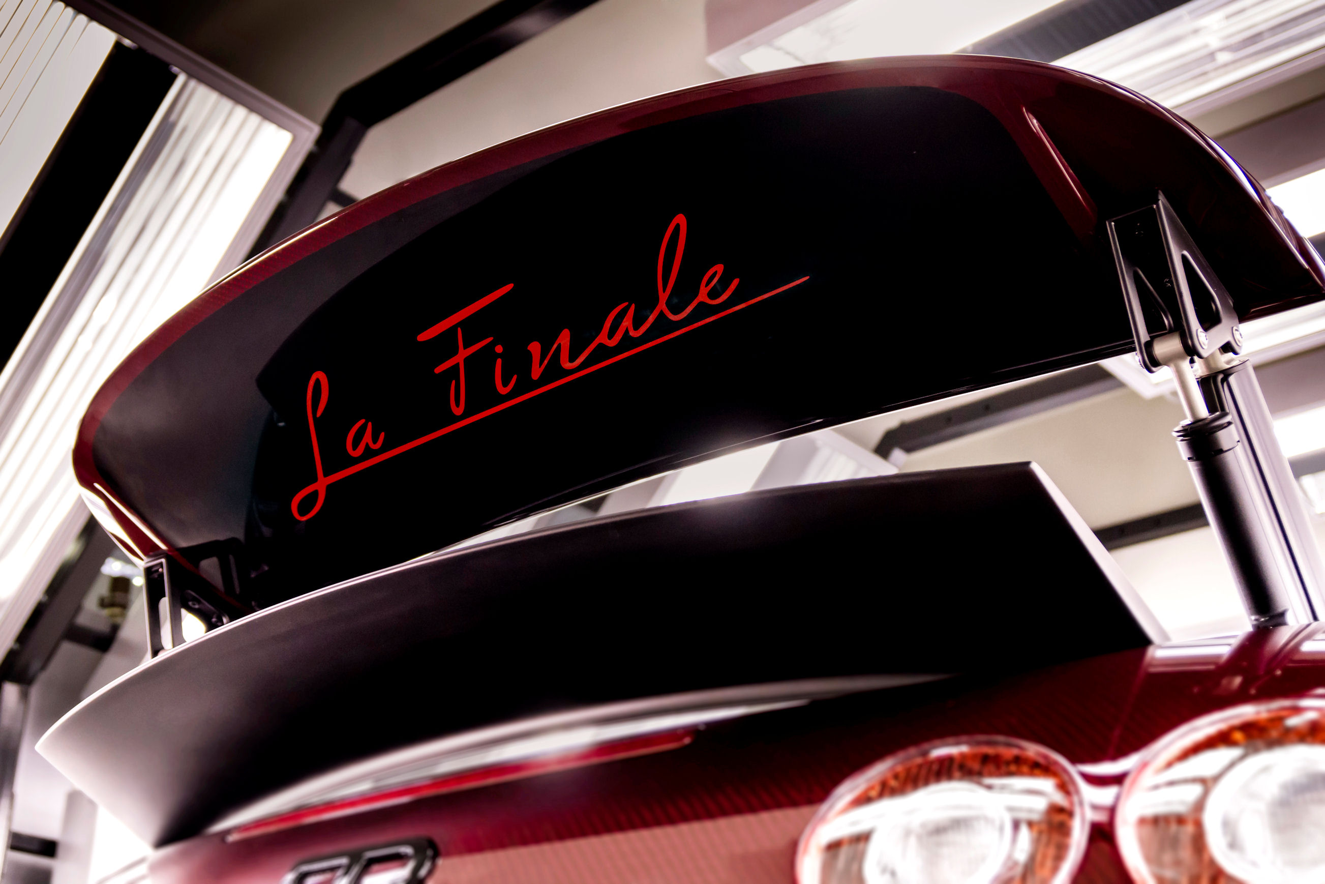 Bugatti viert tienjarig icoon Veyron met de productie van de Grand Sport Vitesse La Finale op de Autosalon van Genve 2015 en kijkt ook al uit naar de opvolger.