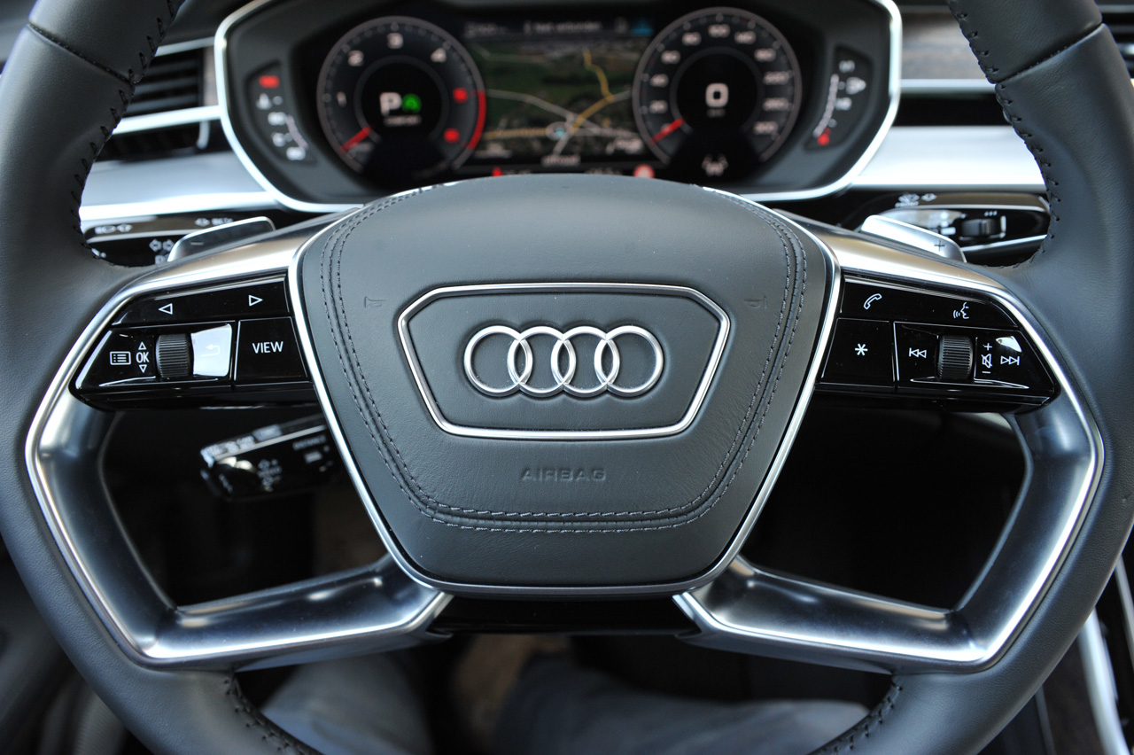 Audi biedt in de nieuwste oplage van de grote A8 alle denkbare luxe en elektronische voorzieningen. Wordt dat allemaal niet een beetje te veel? Een test.