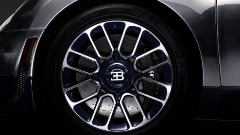 Bugatti Veyron 'Ettore Bugatti' als laatste Legend is exclusief uitgevoerd met koolstofvezel en aluminium, maar ook twee soorten lederen bekleding.