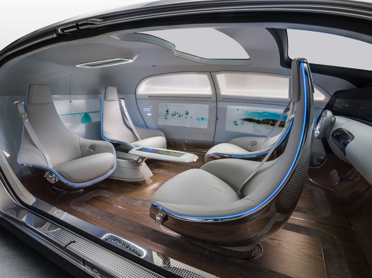 Mercedes F 015 Luxury in Motion is een onderzoeksvoertuig dat autonoom kan rijden en laat zien hoe de zelfrijdende auto voor comfort en vrije tijd kan zorgen.