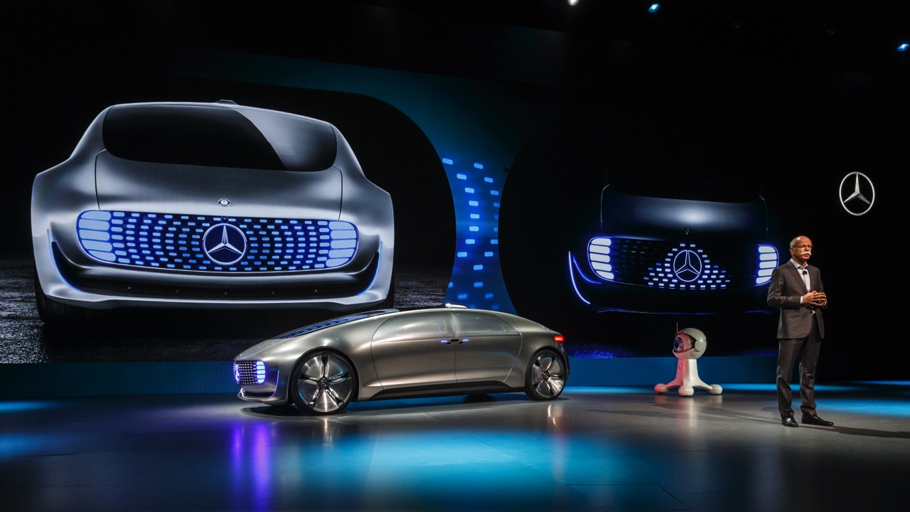 Mercedes F 015 Luxury in Motion is een onderzoeksvoertuig dat autonoom kan rijden en laat zien hoe de zelfrijdende auto voor comfort en vrije tijd kan zorgen.