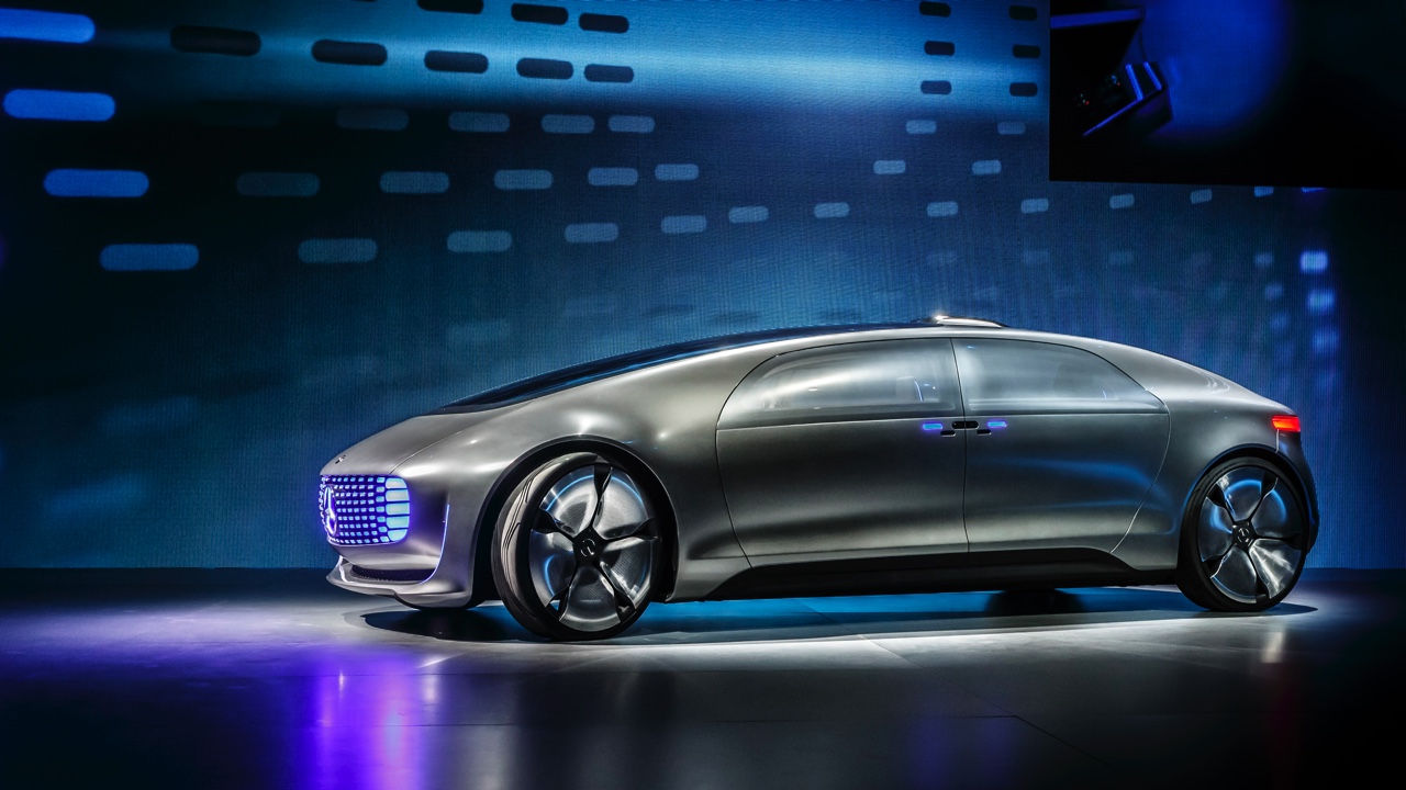 Mercedes F 015 Luxury in Motion is een onderzoeksvoertuig dat autonoom kan rijden en laat zien hoe de zelfrijdende auto voor comfort en vrije tijd kan zorgen.