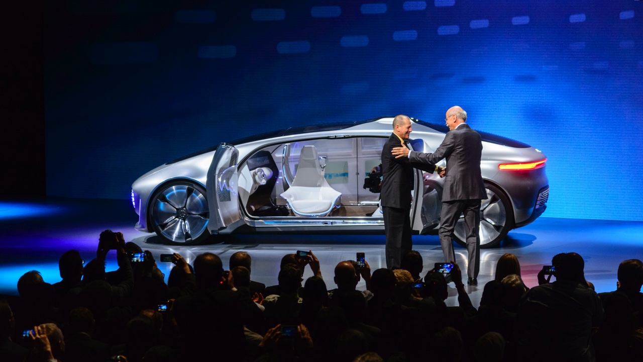 Mercedes F 015 Luxury in Motion is een onderzoeksvoertuig dat autonoom kan rijden en laat zien hoe de zelfrijdende auto voor comfort en vrije tijd kan zorgen.