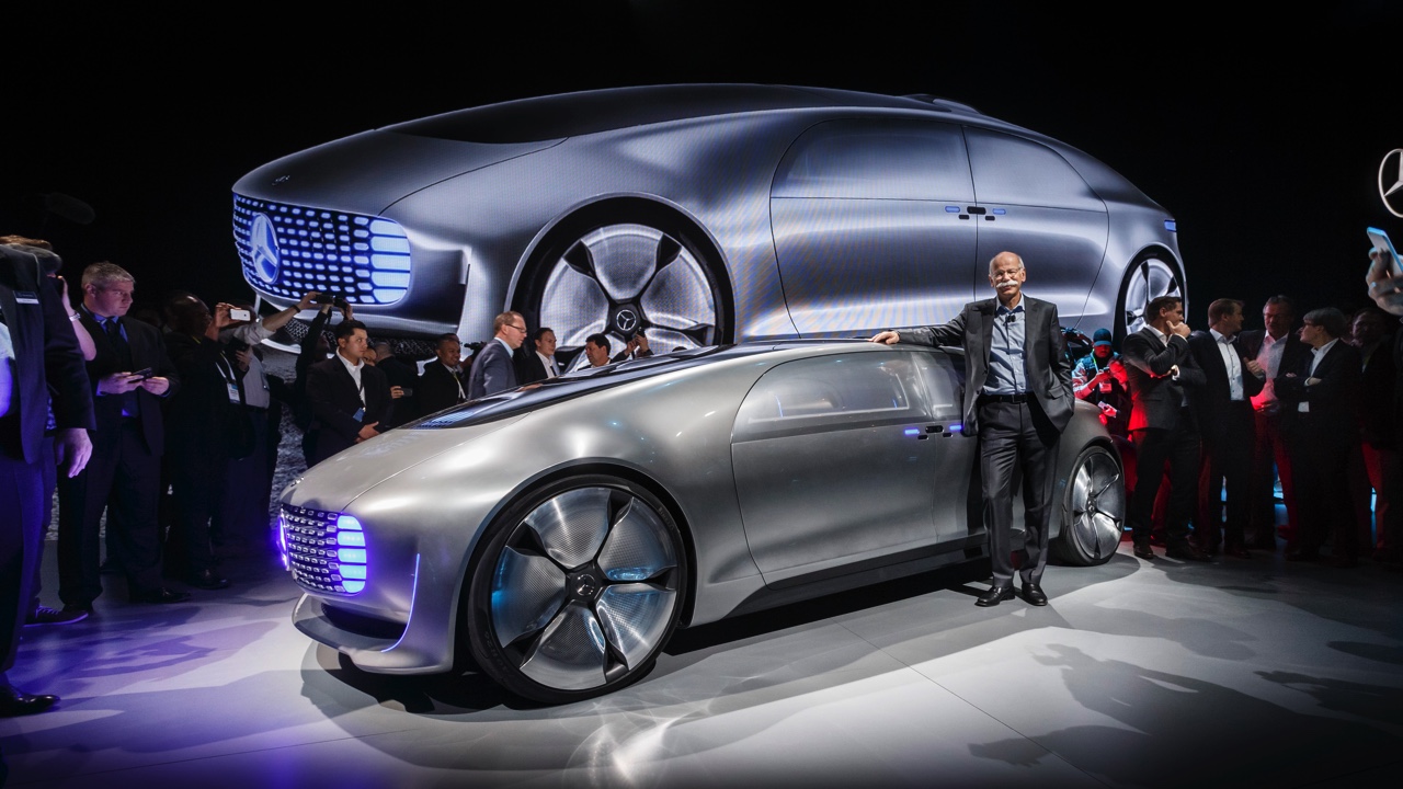 Mercedes F 015 Luxury in Motion is een onderzoeksvoertuig dat autonoom kan rijden en laat zien hoe de zelfrijdende auto voor comfort en vrije tijd kan zorgen.