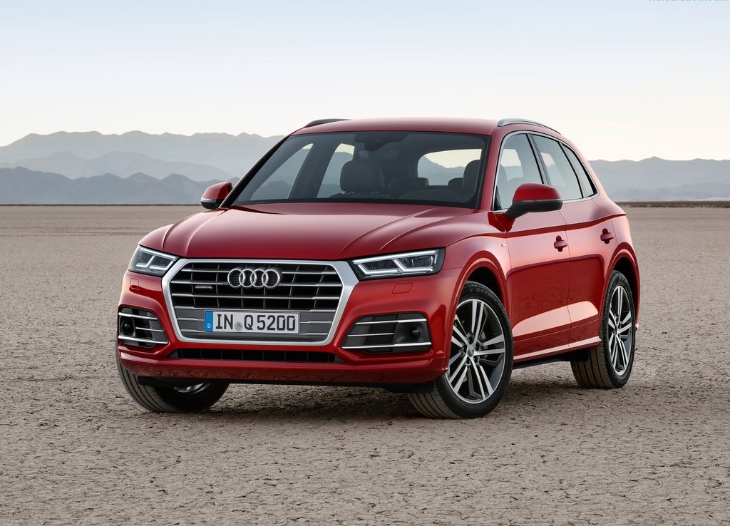 Audi heeft op de Autosalon van Parijs de nieuwe Q5 onthuld, voor het eerst leverbaar met onder andere luchtvering.