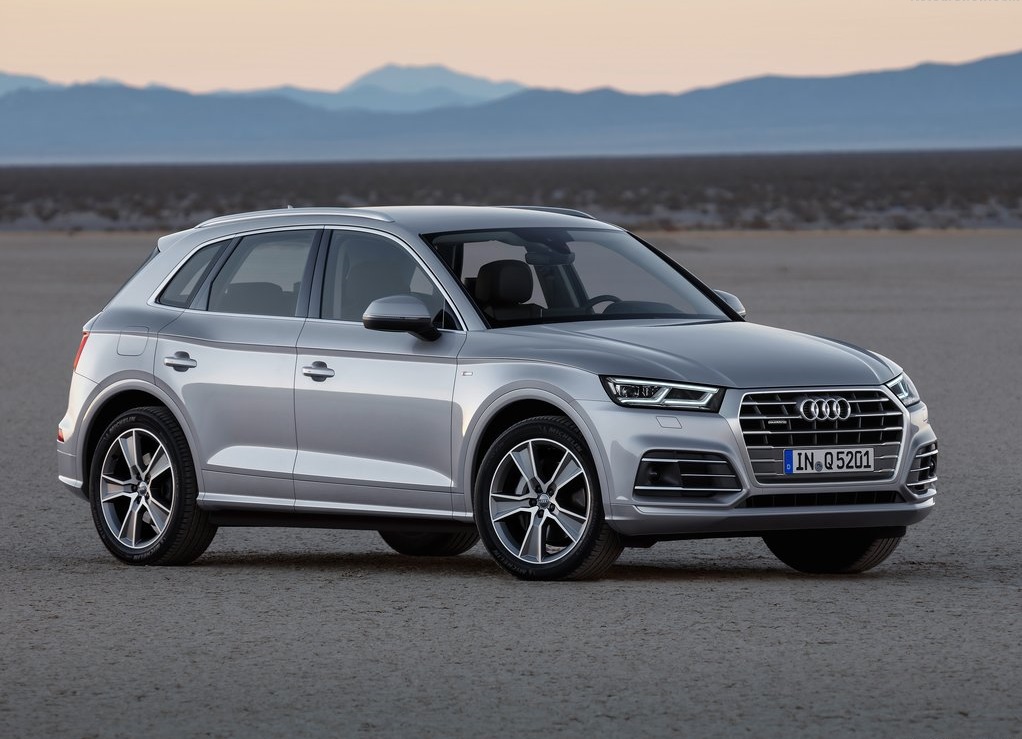 Audi heeft op de Autosalon van Parijs de nieuwe Q5 onthuld, voor het eerst leverbaar met onder andere luchtvering.