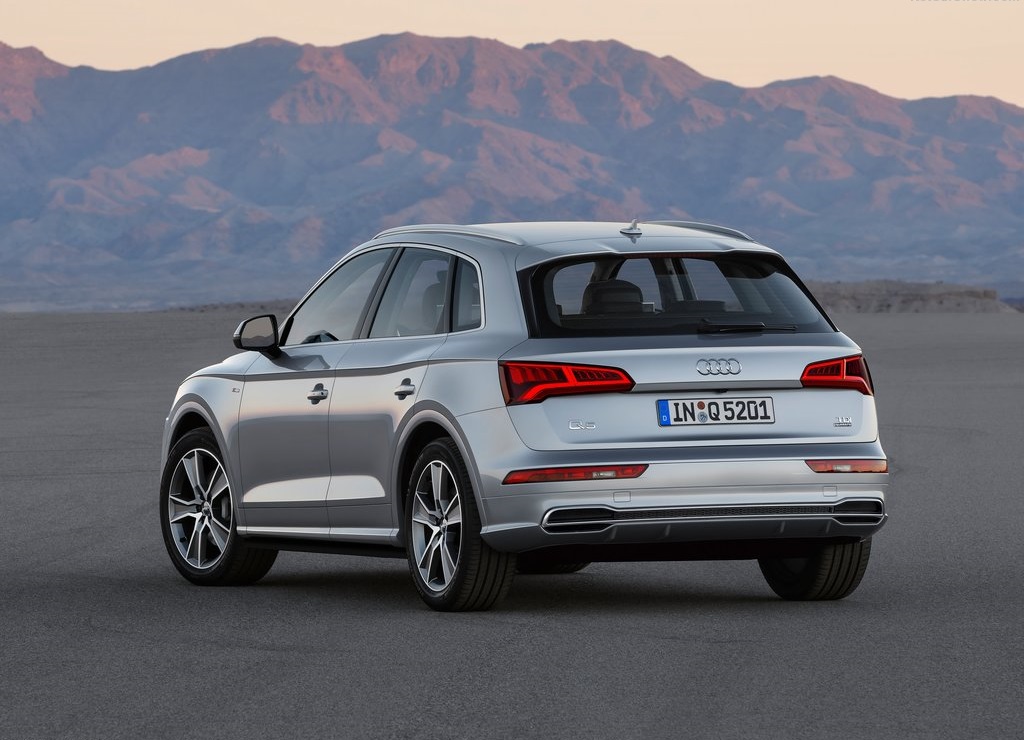 Audi heeft op de Autosalon van Parijs de nieuwe Q5 onthuld, voor het eerst leverbaar met onder andere luchtvering.