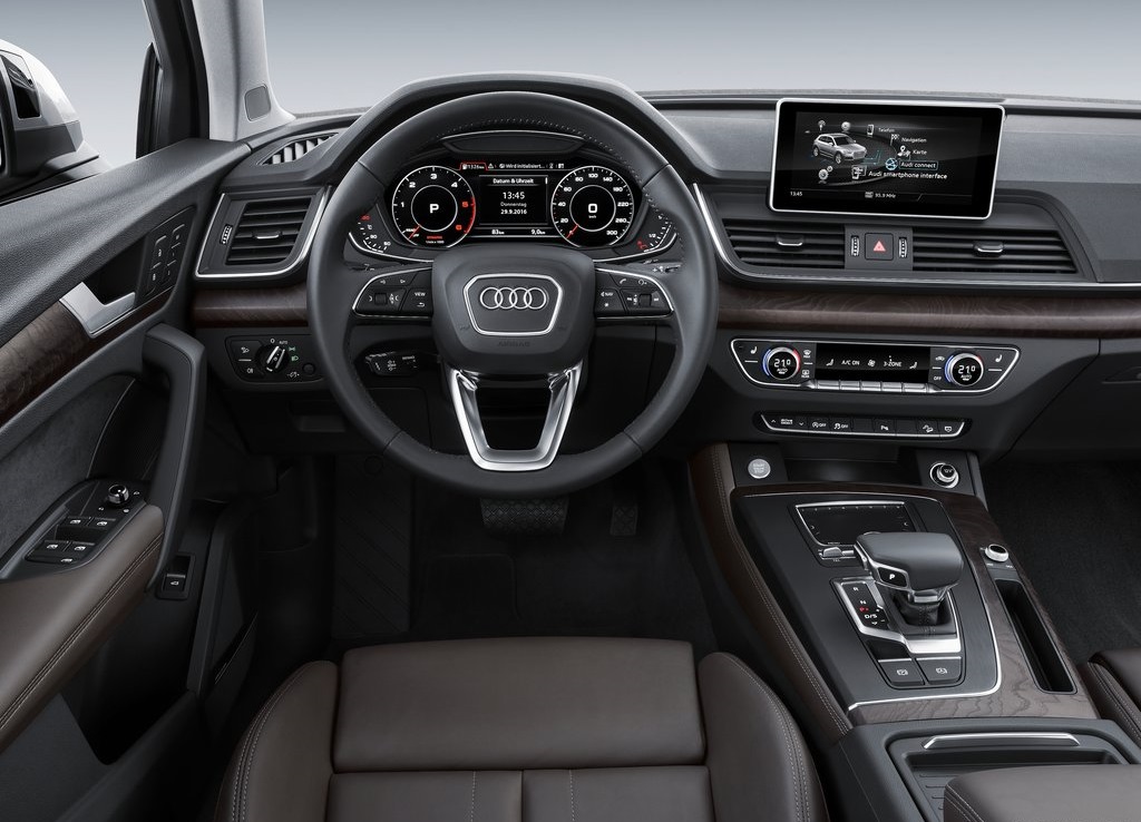 Audi heeft op de Autosalon van Parijs de nieuwe Q5 onthuld, voor het eerst leverbaar met onder andere luchtvering.