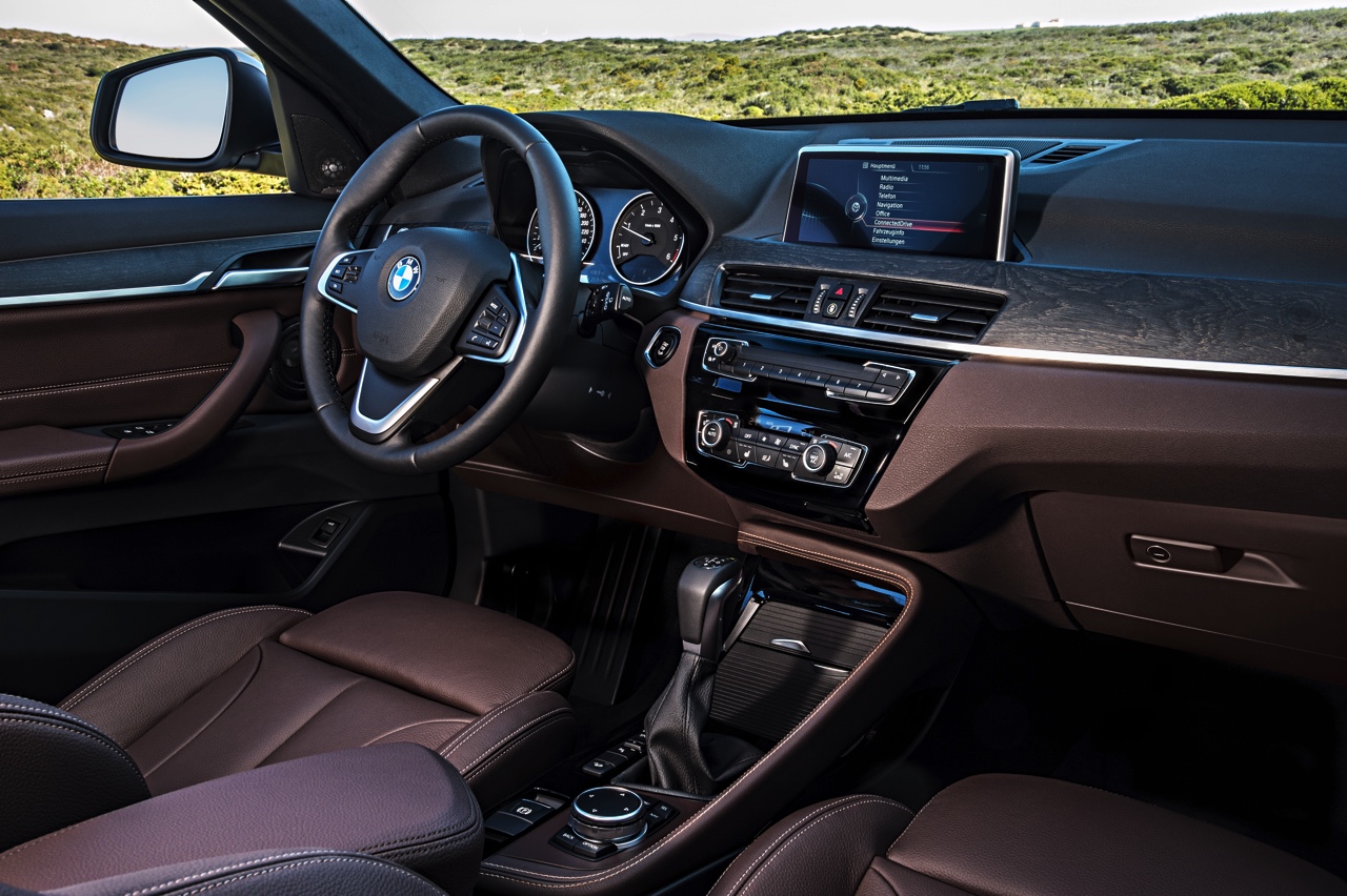 De nieuwe BMW X1 is digitaal onthuld en komt eind oktober 2015 naar Nederland. Hij transformeert tot SUV met stoerdere looks, voor- of vierwielaandrijving en 20% bijtelling als diesel.
