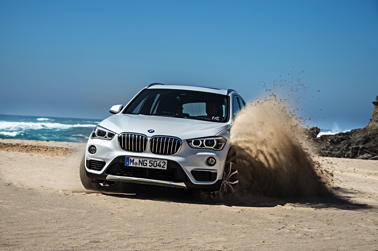De nieuwe BMW X1 is digitaal onthuld en komt eind oktober 2015 naar Nederland. Hij transformeert tot SUV met stoerdere looks, voor- of vierwielaandrijving en 20% bijtelling als diesel.