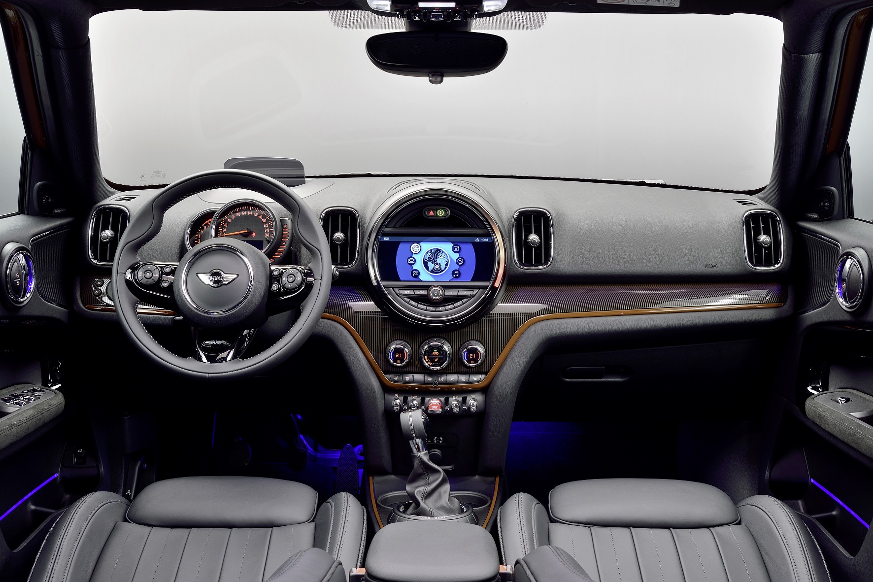 De nieuwe Mini Countryman werd gisteren gepresenteerd. Vandaag zetten we op een rijtje wat je echt over de auto moet of wilt weten.