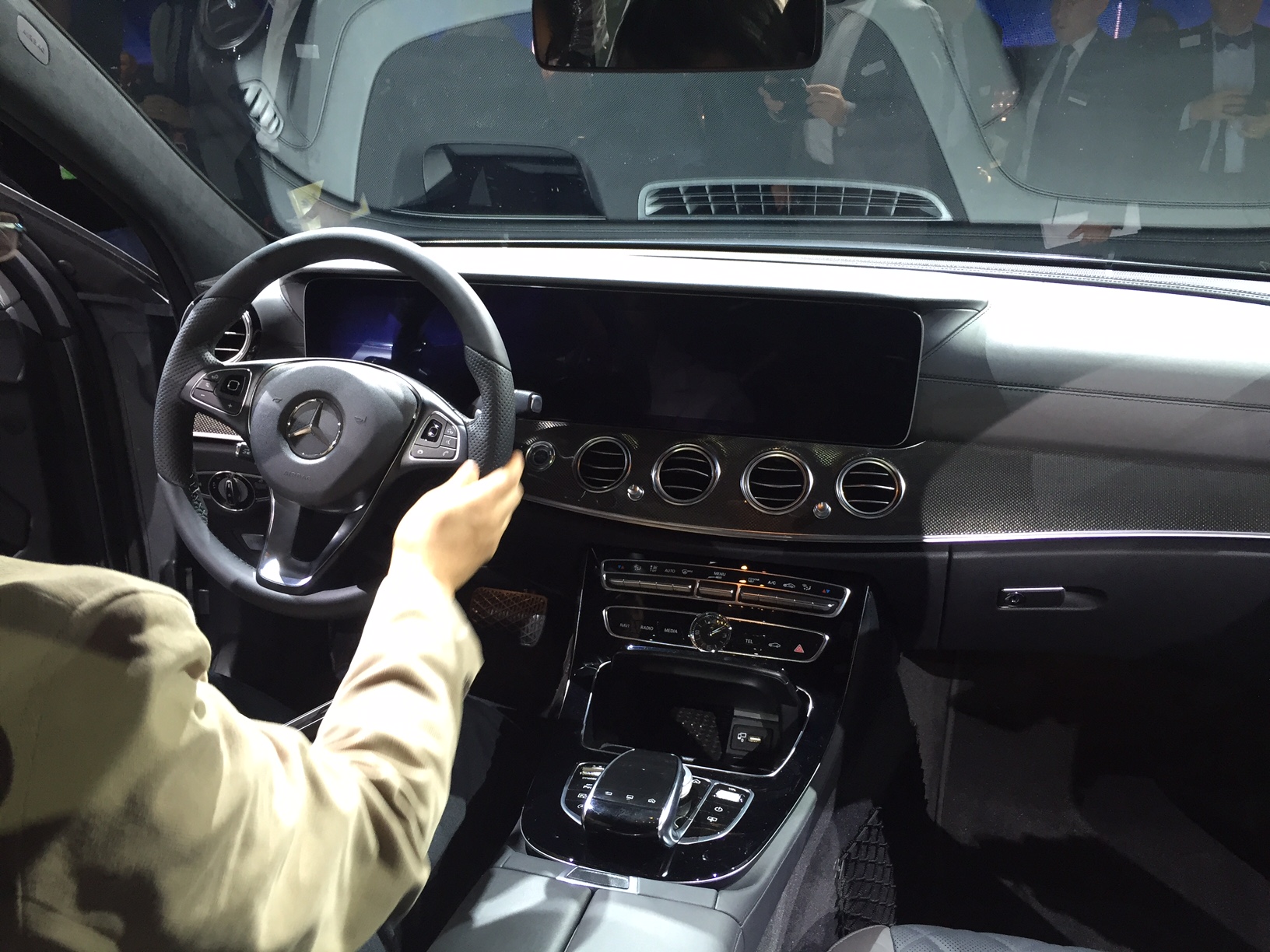 Alles over de nieuwe Mercedes-Benz E-Klasse bij zijn onthulling in Detroit. Lees hier wat de nieuwe E-Klasse de slimste zakenlimousine in zijn klasse maakt. In 2016 als E 350e plug-in hybride.