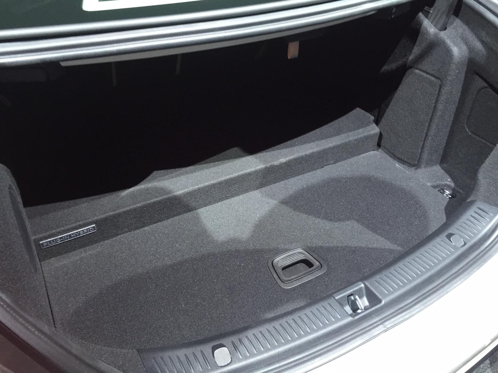 Alles over de nieuwe Mercedes-Benz E-Klasse bij zijn onthulling in Detroit. Lees hier wat de nieuwe E-Klasse de slimste zakenlimousine in zijn klasse maakt. In 2016 als E 350e plug-in hybride.