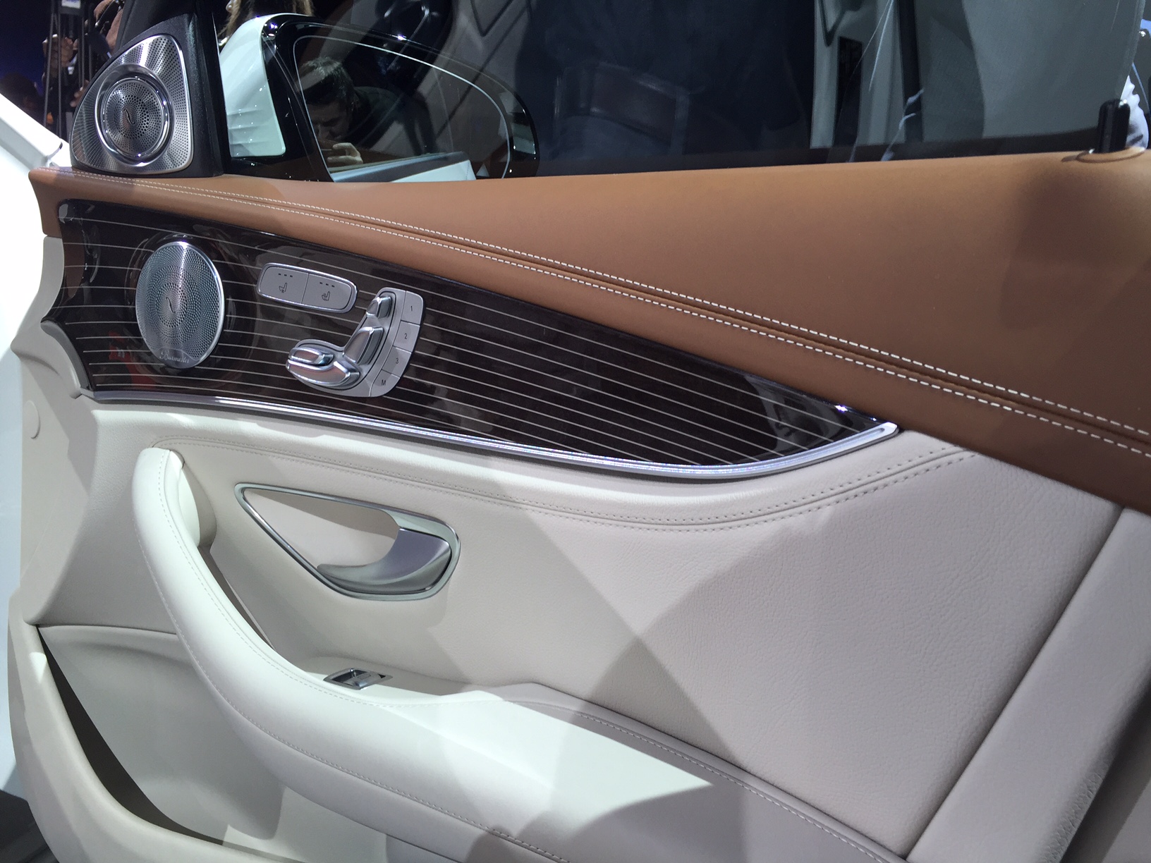 Alles over de nieuwe Mercedes-Benz E-Klasse bij zijn onthulling in Detroit. Lees hier wat de nieuwe E-Klasse de slimste zakenlimousine in zijn klasse maakt. In 2016 als E 350e plug-in hybride.