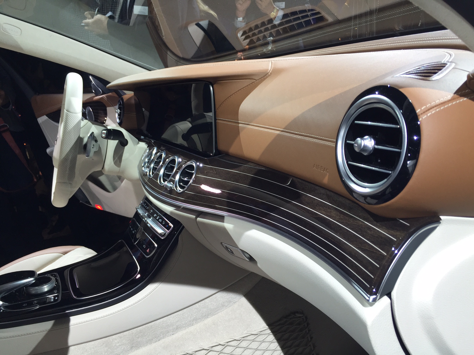 Alles over de nieuwe Mercedes-Benz E-Klasse bij zijn onthulling in Detroit. Lees hier wat de nieuwe E-Klasse de slimste zakenlimousine in zijn klasse maakt. In 2016 als E 350e plug-in hybride.