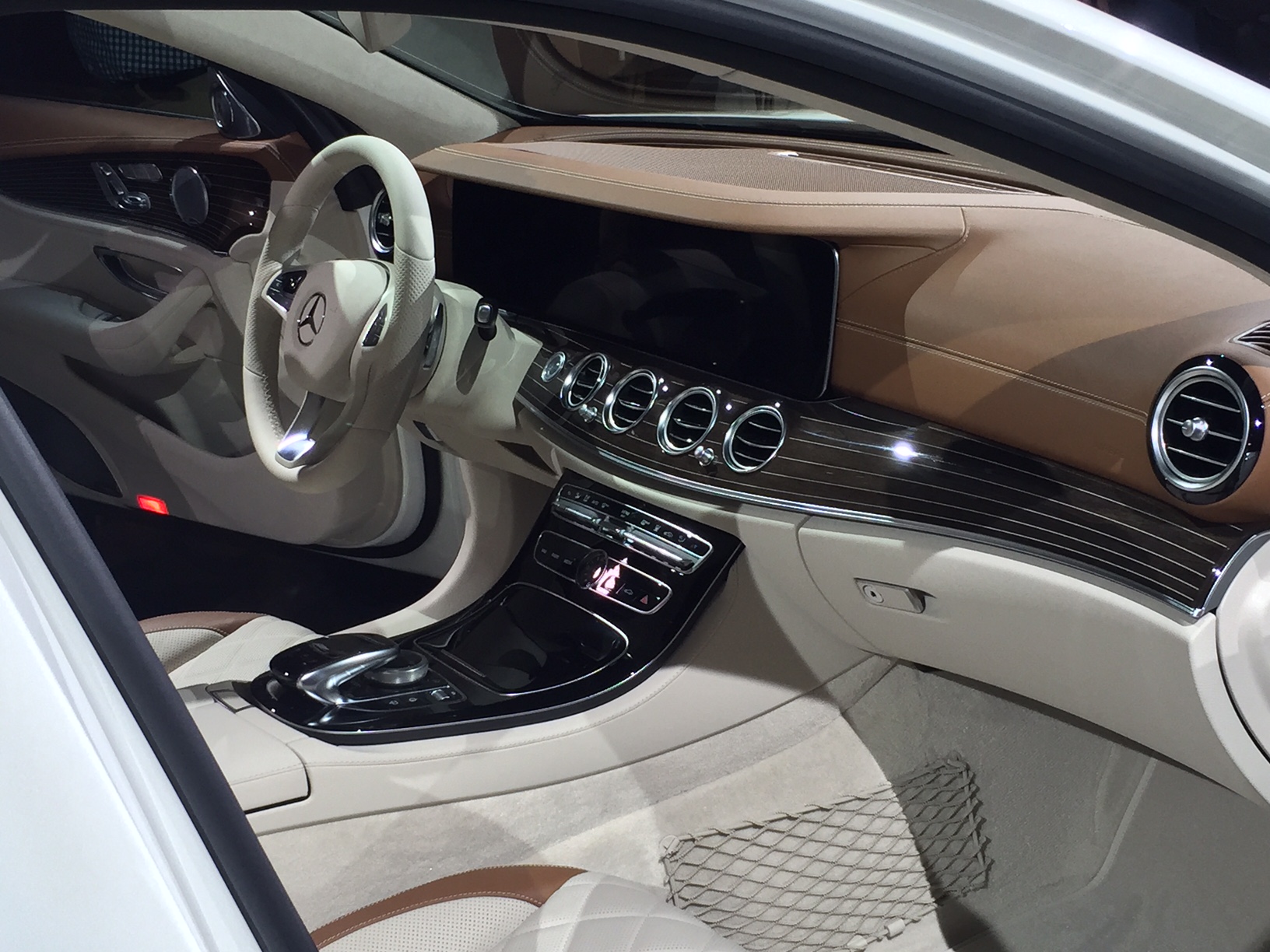 Alles over de nieuwe Mercedes-Benz E-Klasse bij zijn onthulling in Detroit. Lees hier wat de nieuwe E-Klasse de slimste zakenlimousine in zijn klasse maakt. In 2016 als E 350e plug-in hybride.